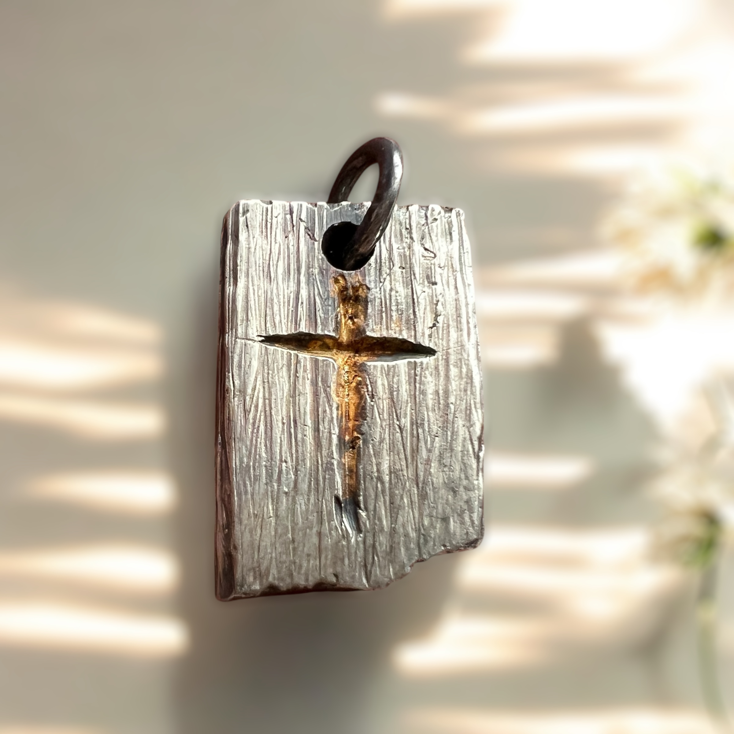 Rankų darbo masyvus sidabrinis kryžiaus pakabukas su 18 ct aukso akcentu