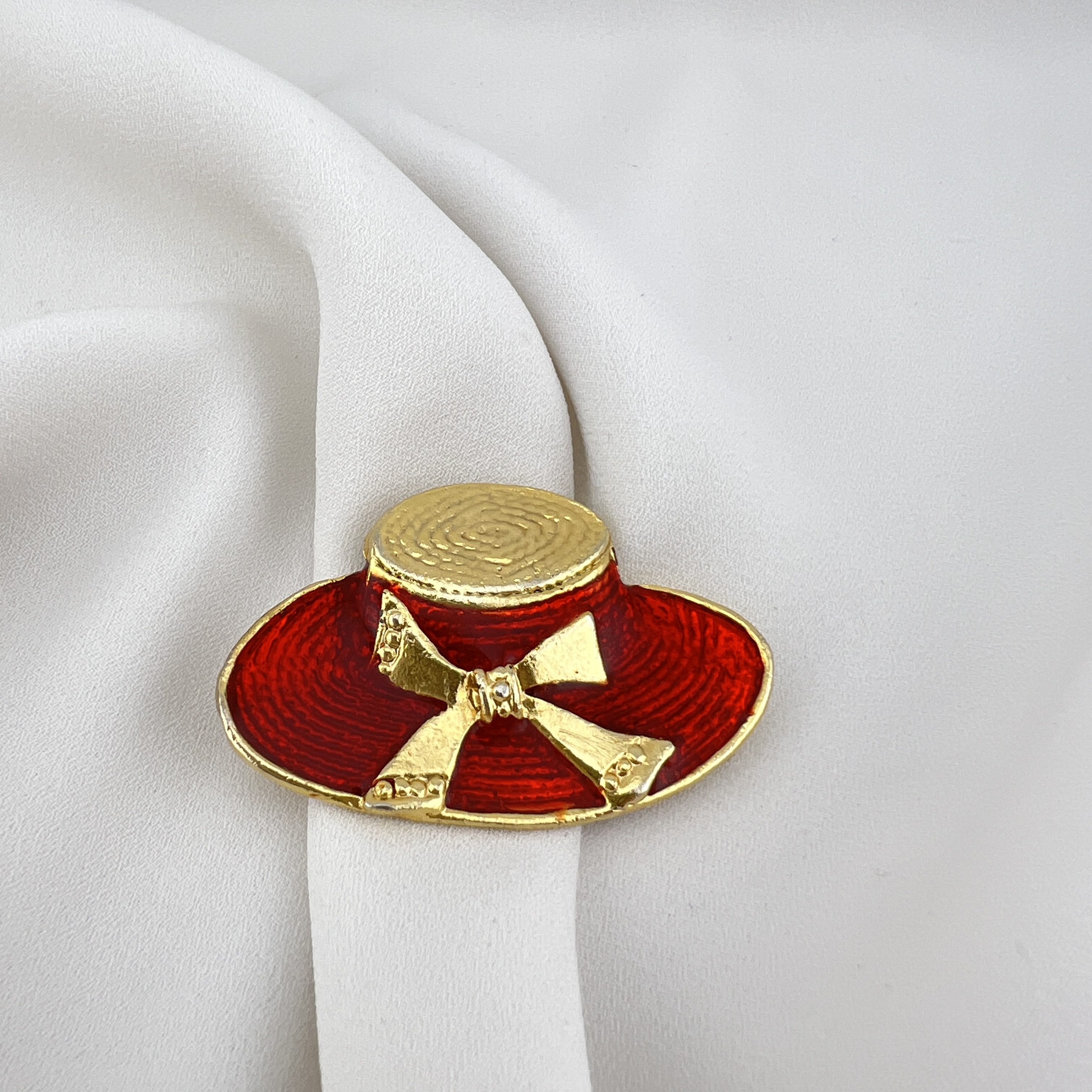 Vintažinė sagė „Raudonoji skrybėlaitė“ – žaismingas elegancijos akcentas