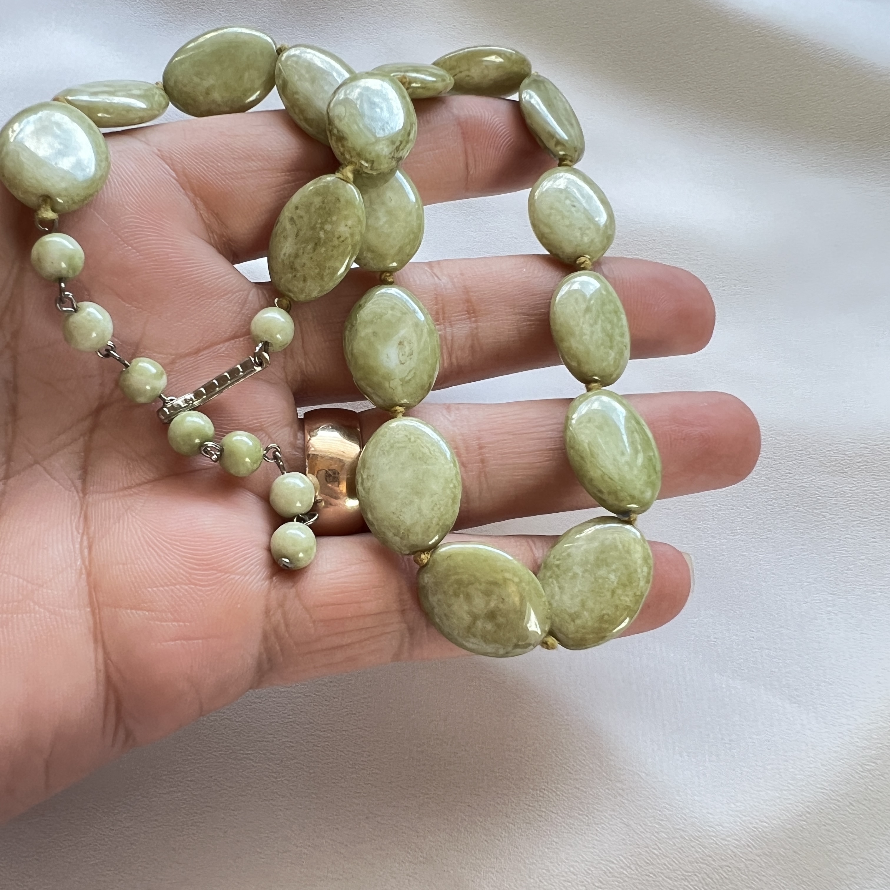 Vintažinis žalio „Connemara marble“ stiliaus vėrinys – subtili klasika