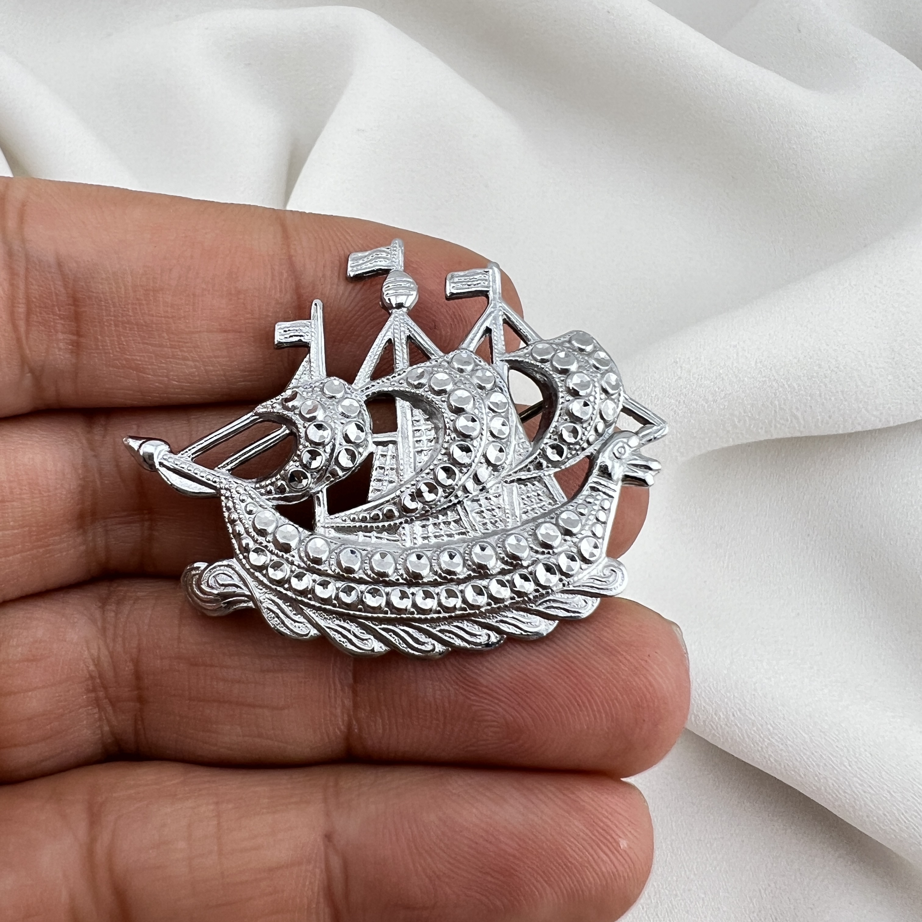 Vintažinė „Staybrite“ galiono sagė (Art Deco)