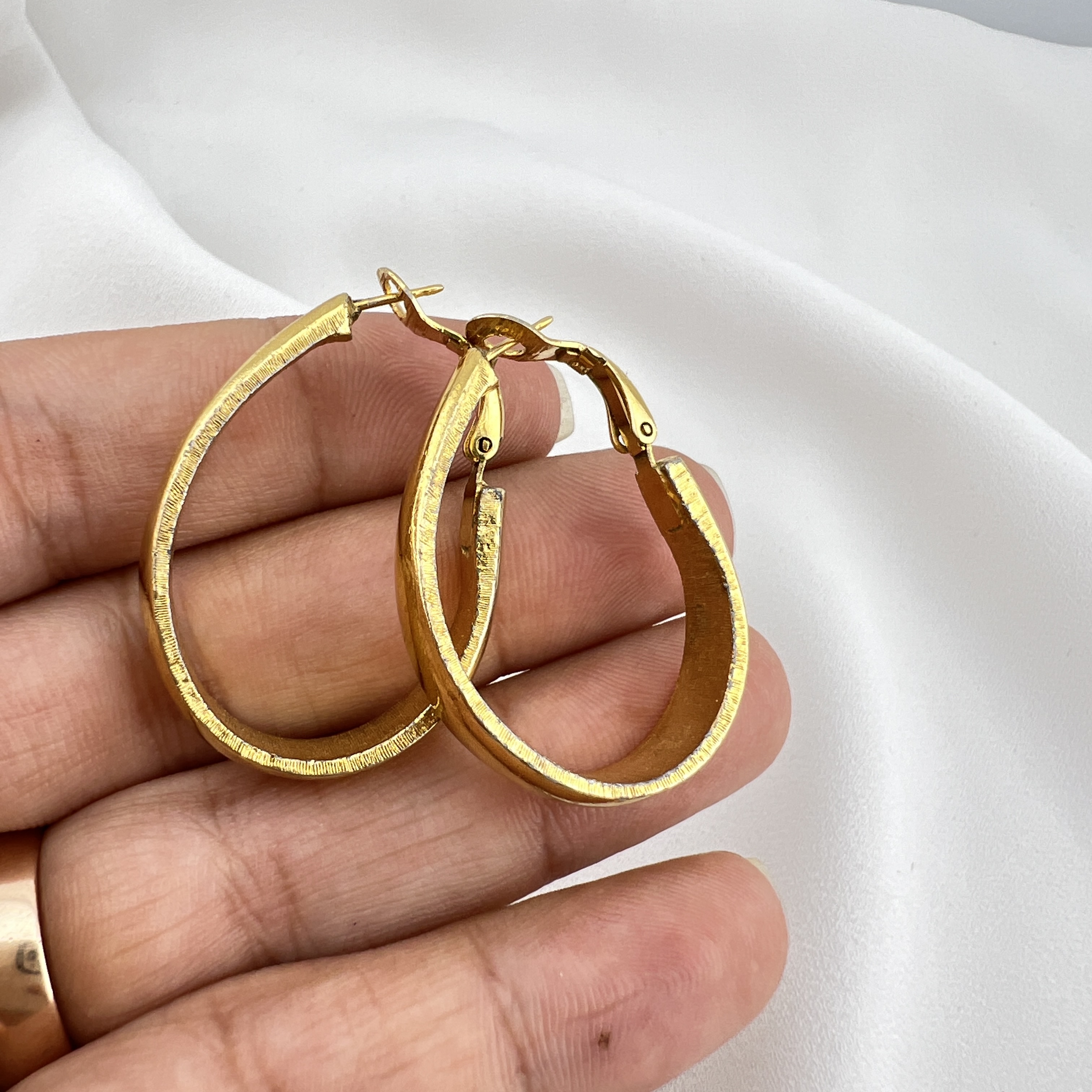 Ikoniški vintažiniai TRIFARI lankeliai – nesenstanti elegancija