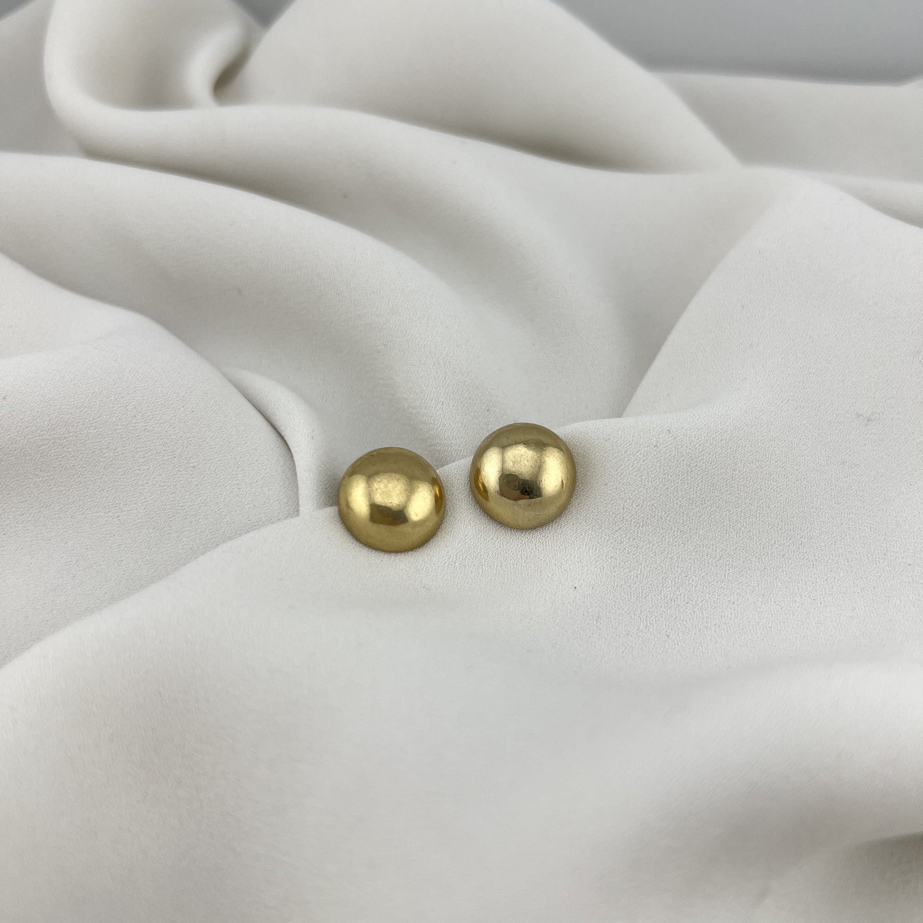 Vintažiniai aukso spalvos auskarai klipsai -burbuliukai su „M“ žyma