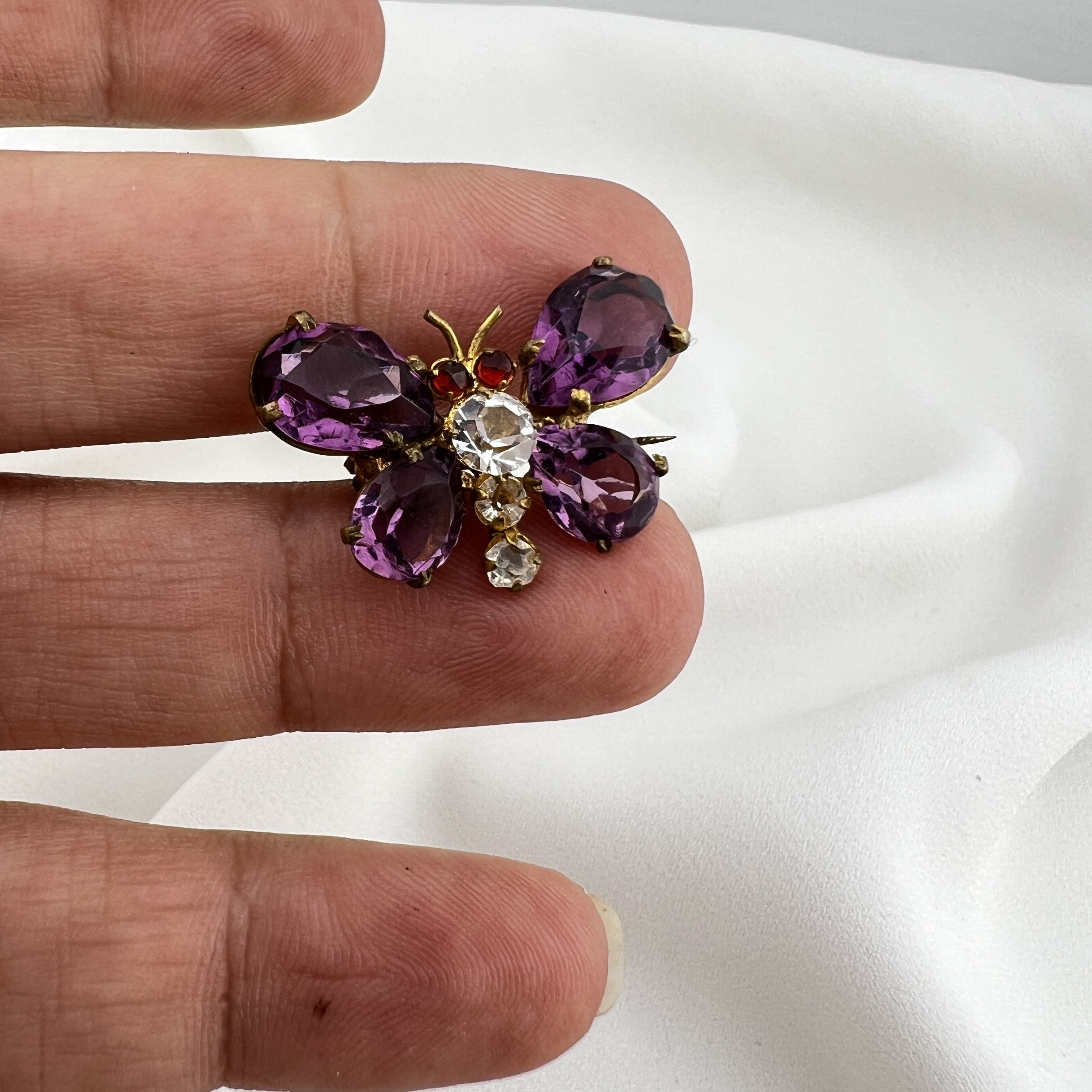 Vintažinė drugelio sagė – violetiniai kristalai (Victorian stiliaus)