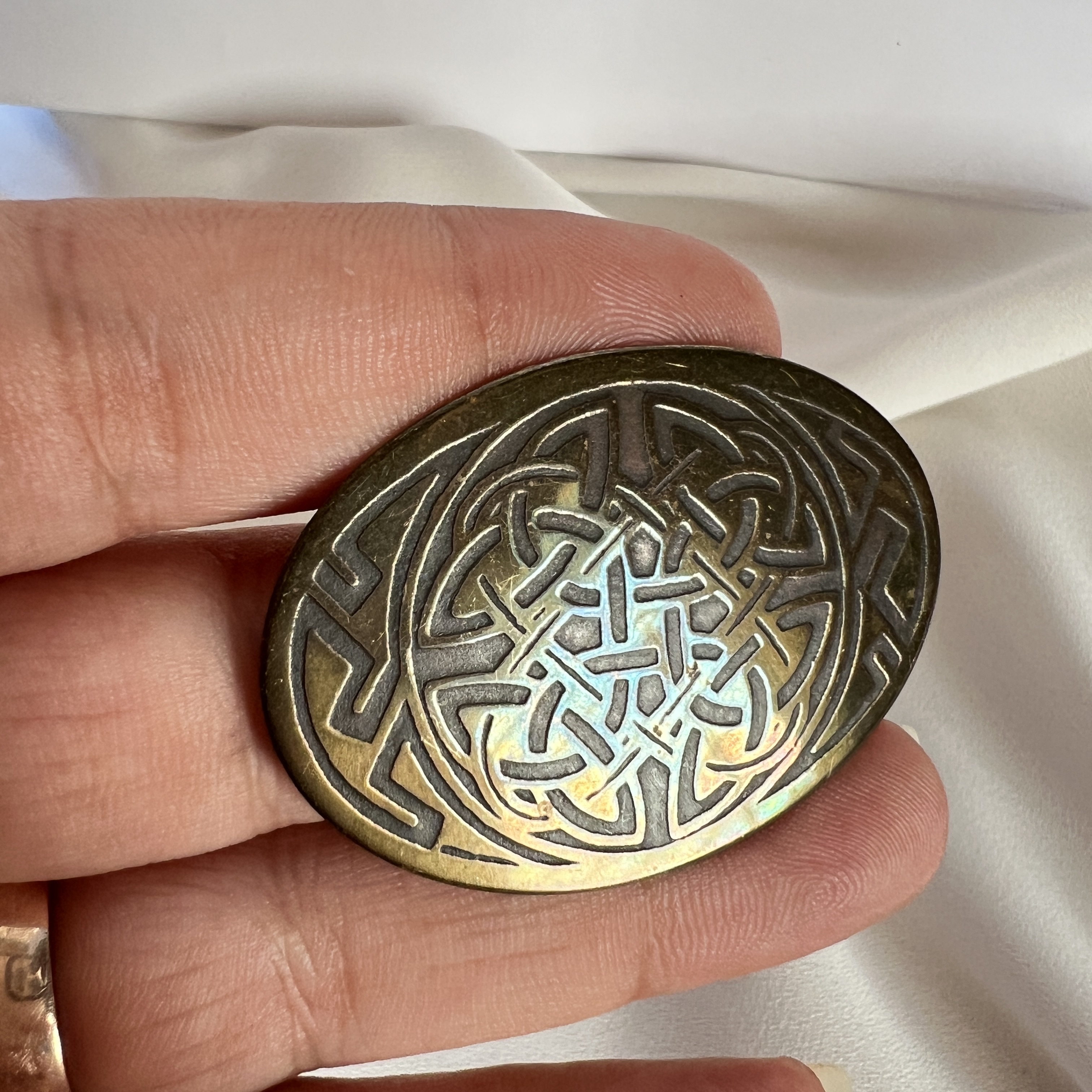 Vintažinė žalvario atspalvio sagė „Eternal Knot“ – keltiška mistika