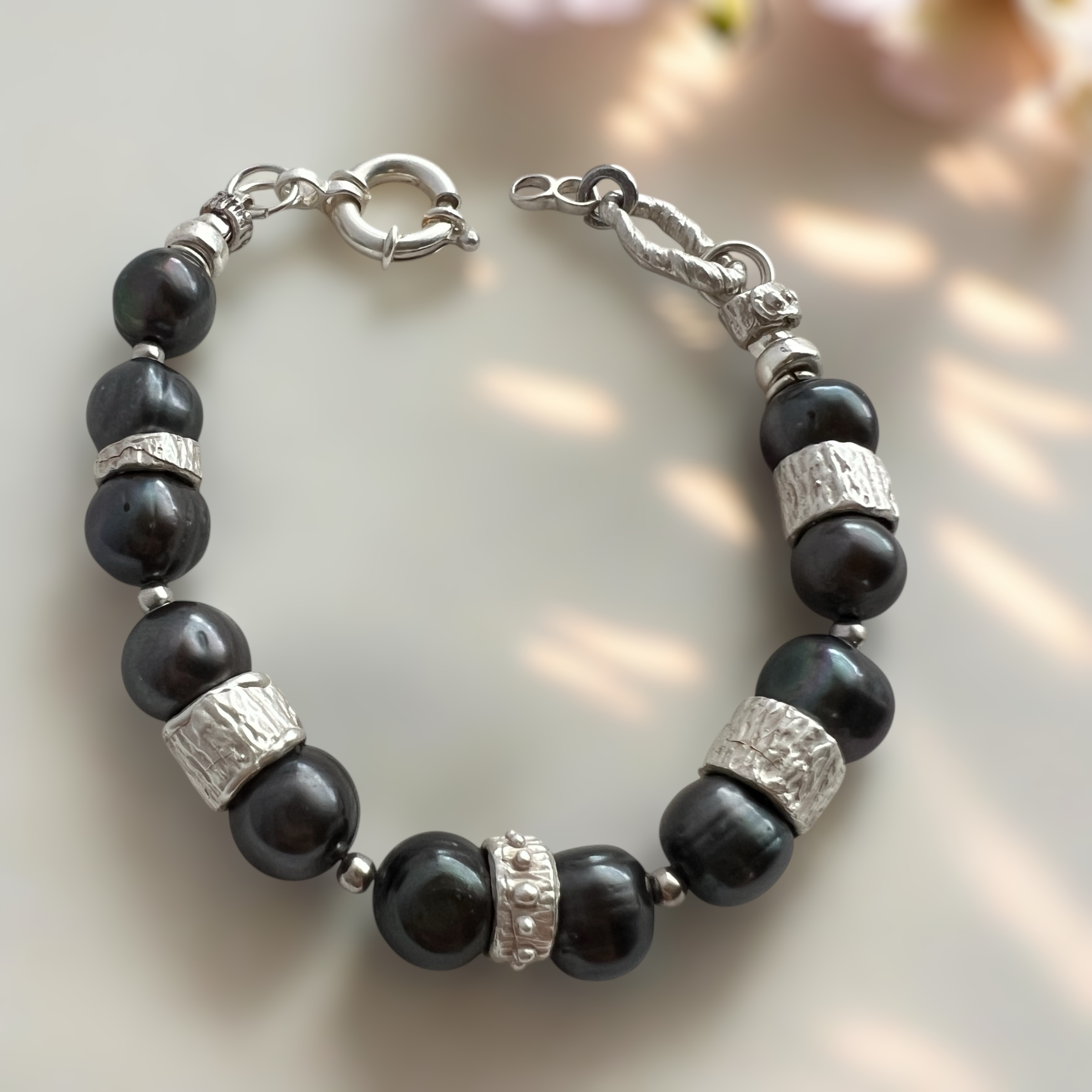 Rankų darbo sidabrinė apyrankė su perlais