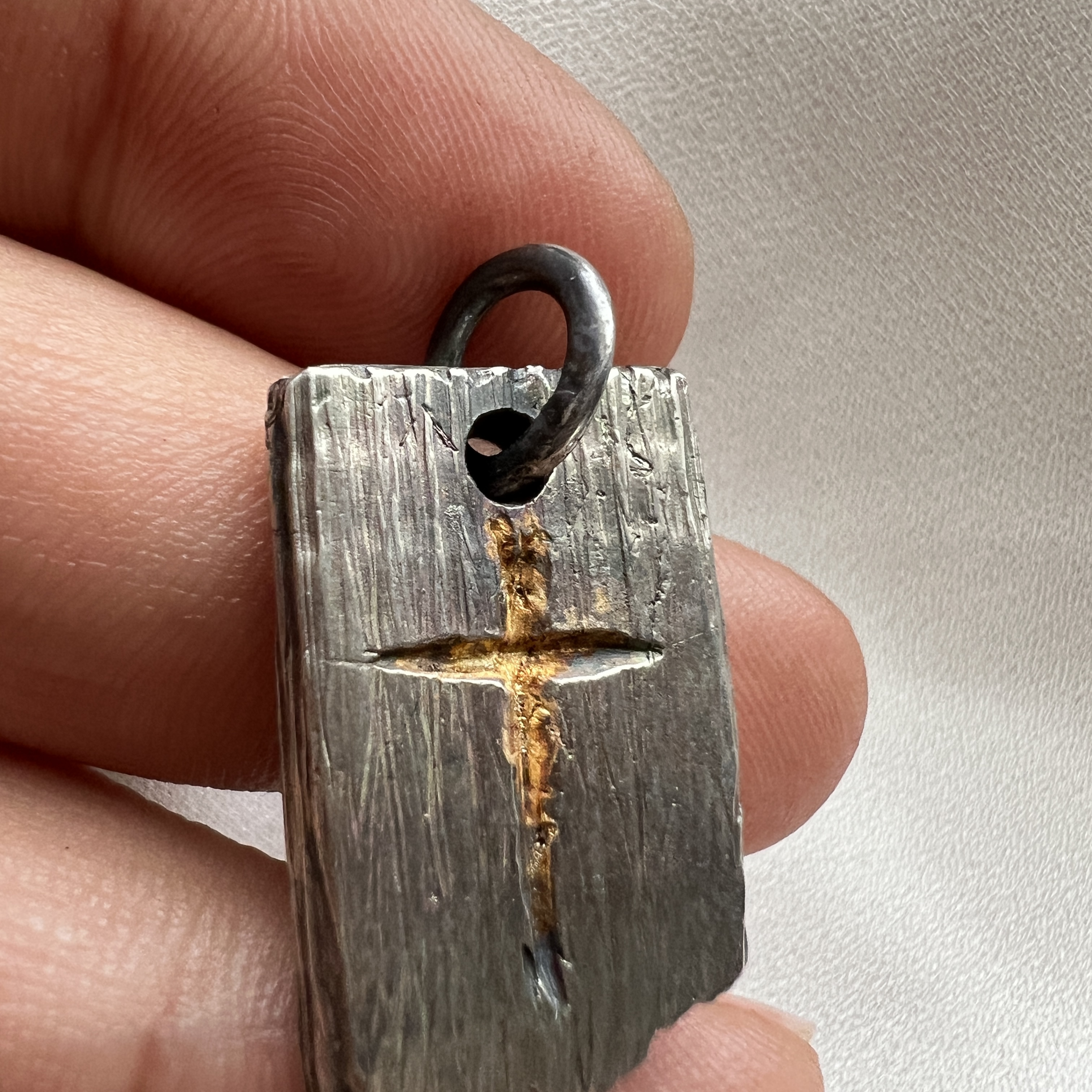 Rankų darbo masyvus sidabrinis kryžiaus pakabukas su 18 ct aukso akcentu