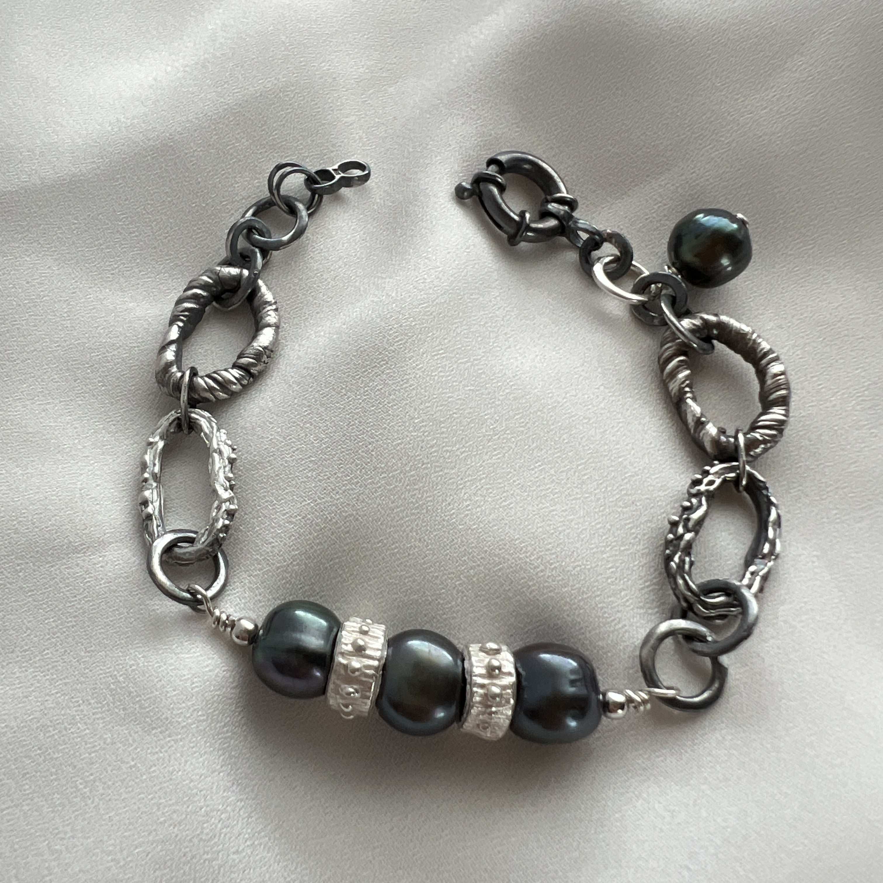 Rankų darbo sidabrinė apyrankė su perlais