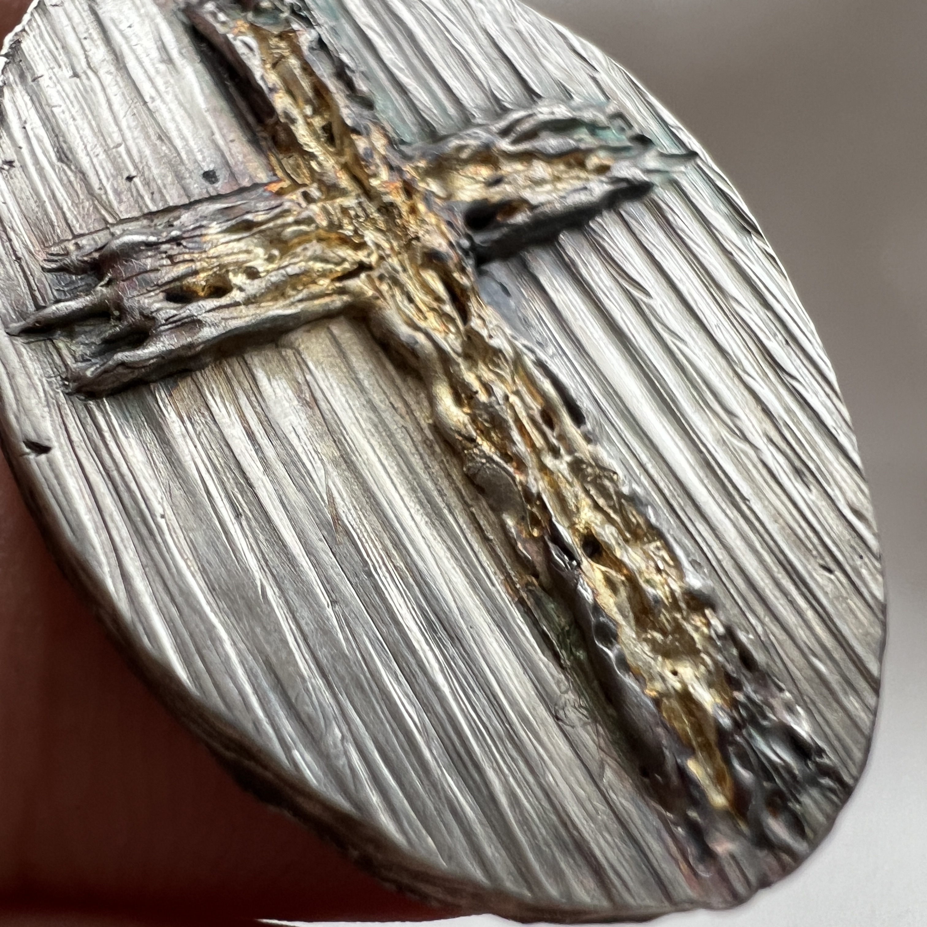 Sidabrinis apvalus pakabukas su kryžiumi ir 18 ct aukso akcentu