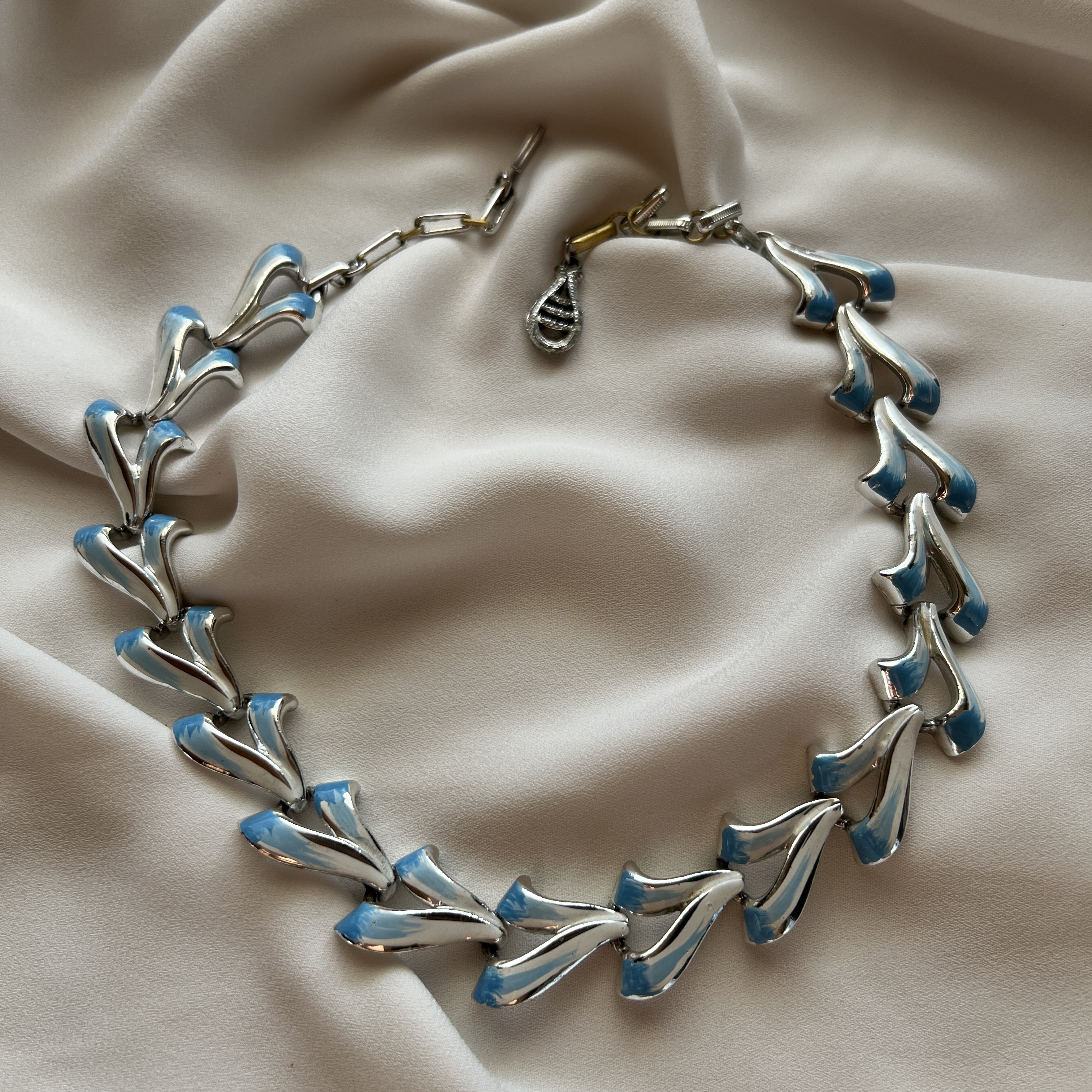 Vintažinis „Jewelcraft“ kaklo papuošalas su mėlynu emaliu