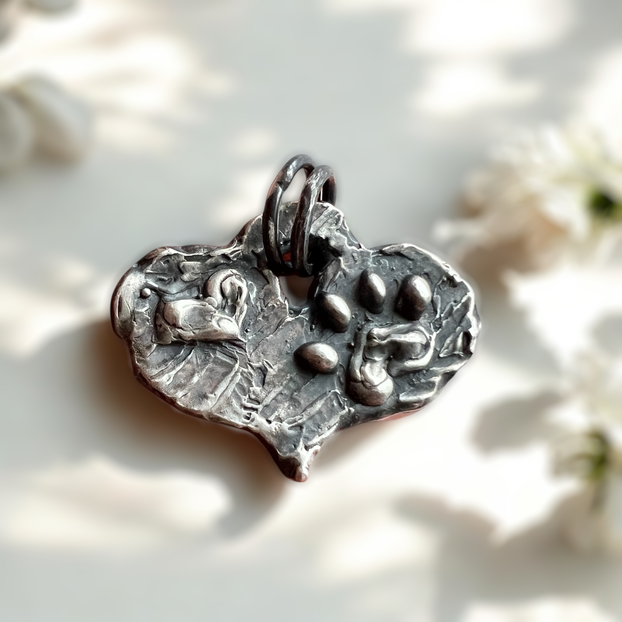 Rankų darbo sidabrinis širdies pakabukas "Šuniuko pėdutė"
