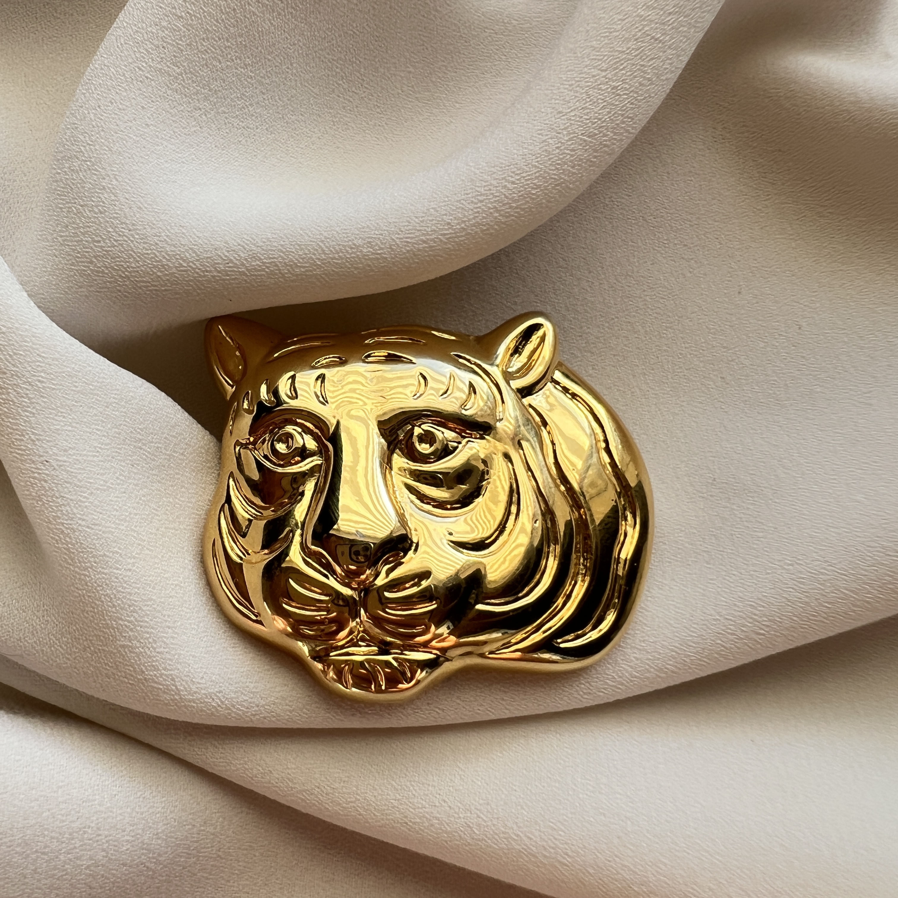 Vintažinė tigro sagė