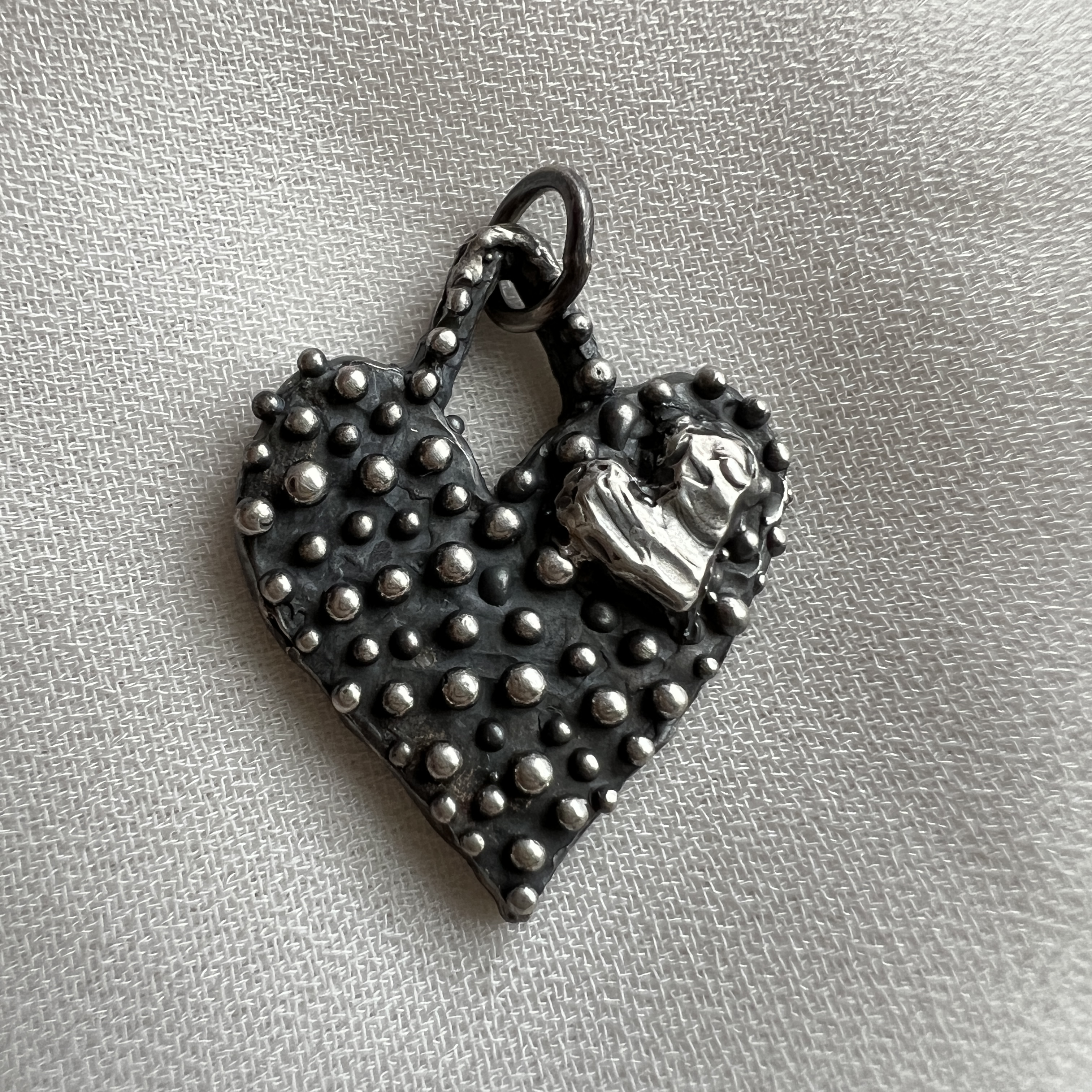 Rankų darbo sidabrinis širdies pakabukas su reljefine tekstūra