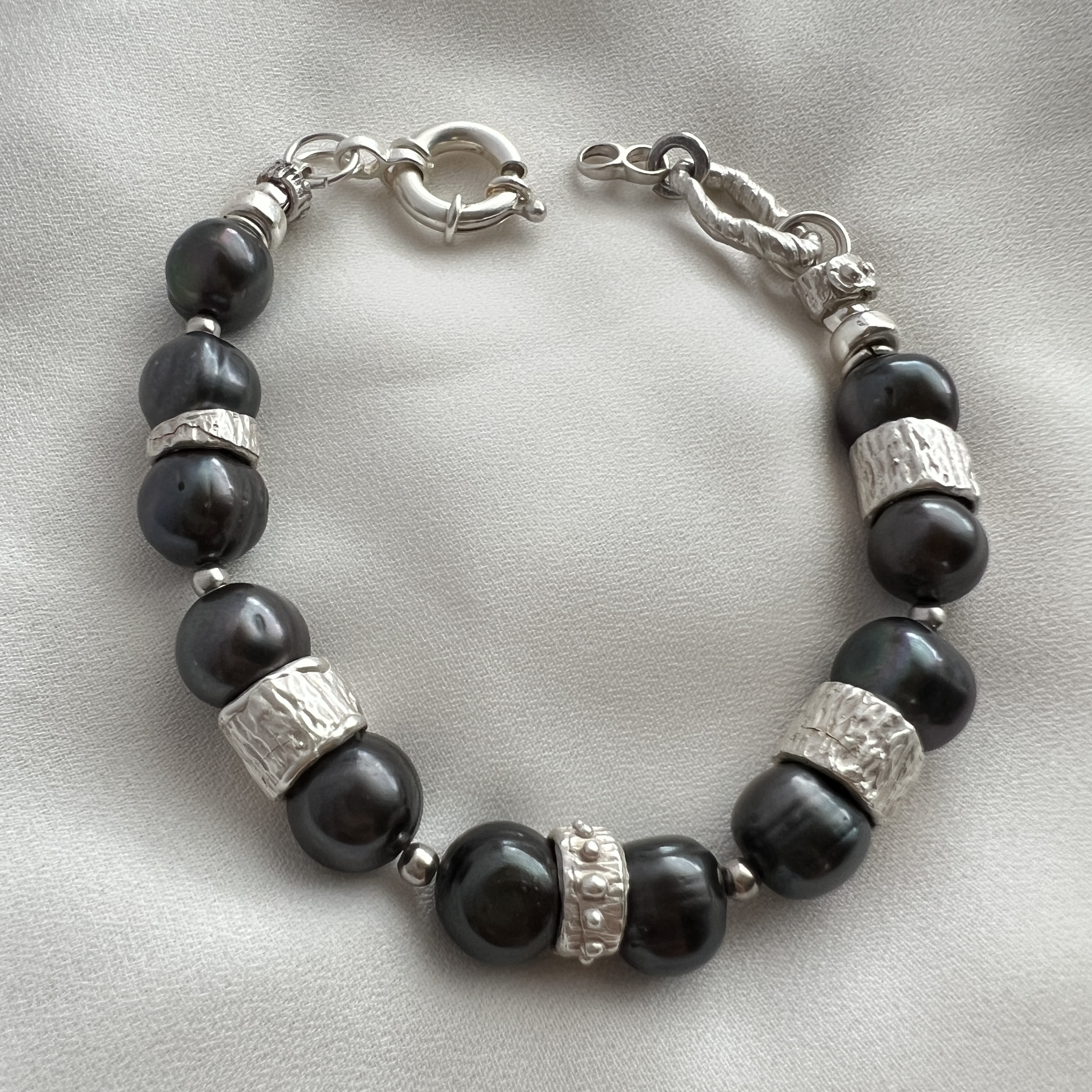 Rankų darbo sidabrinė apyrankė su perlais