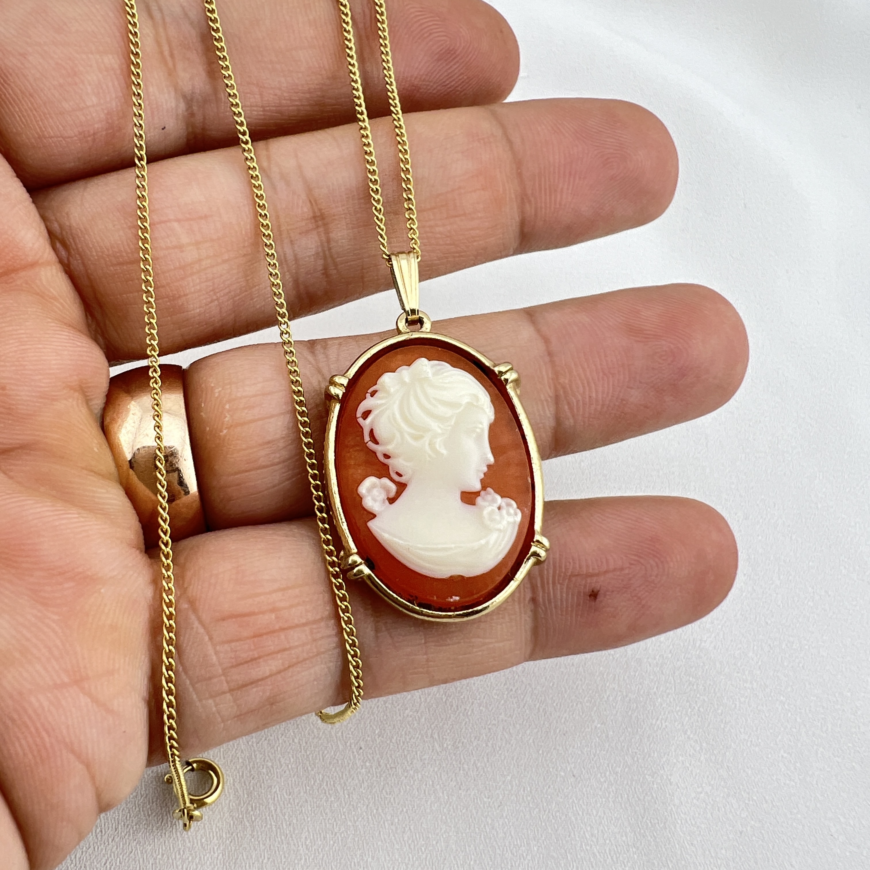 Aukso spalvos vėrinys su vintažine kamėja