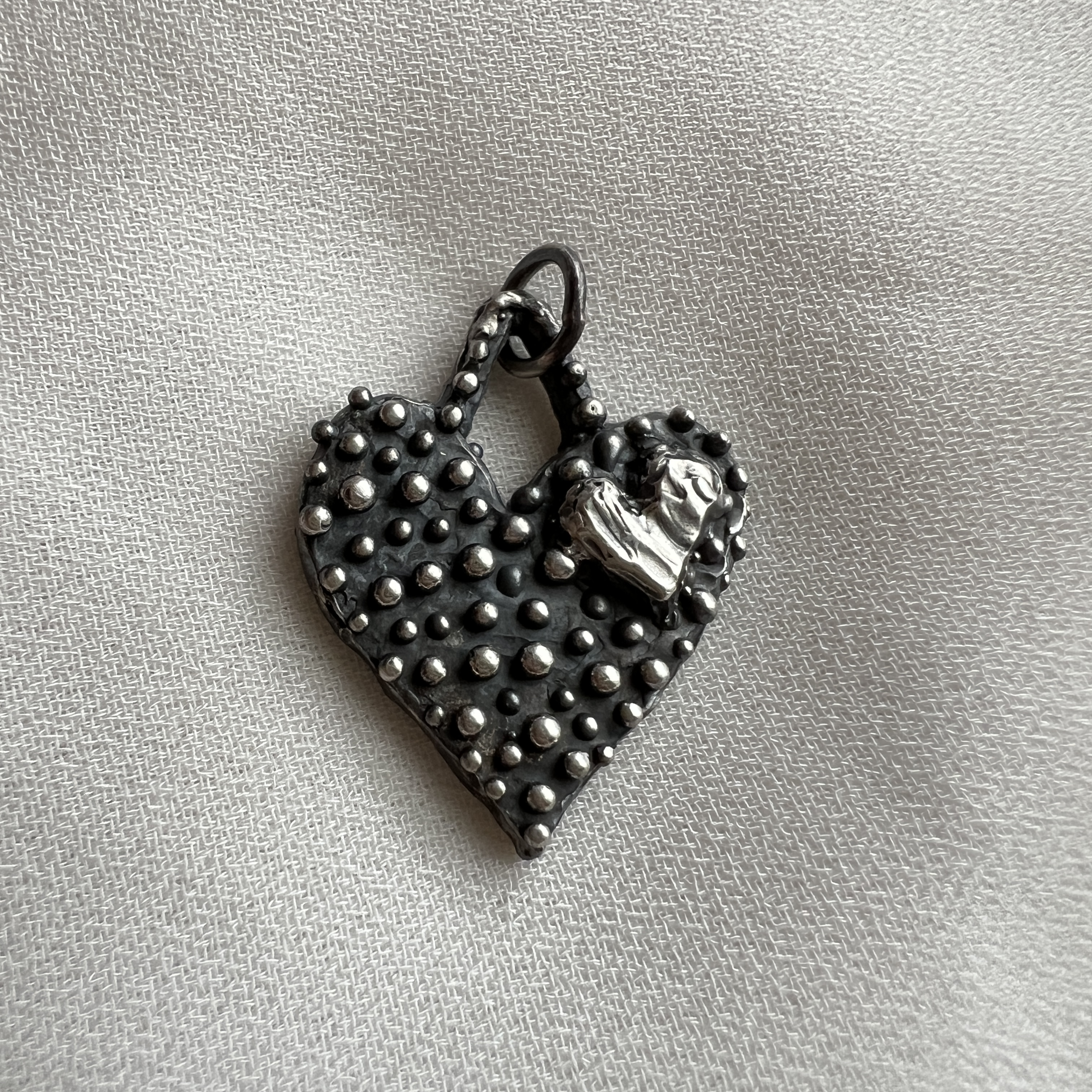 Rankų darbo sidabrinis širdies pakabukas su reljefine tekstūra