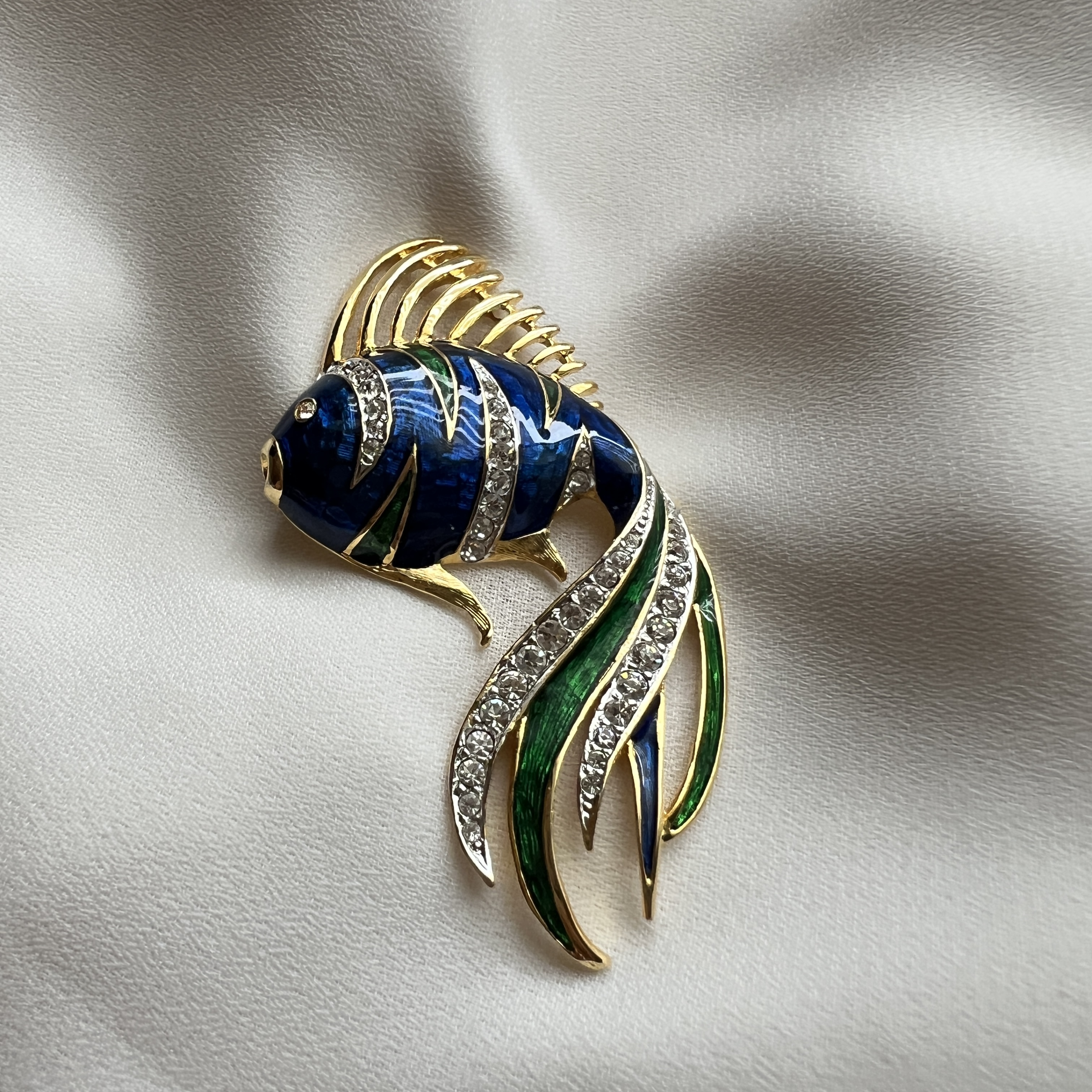 Vintažinė auksuota emaliuota žuvies sagė