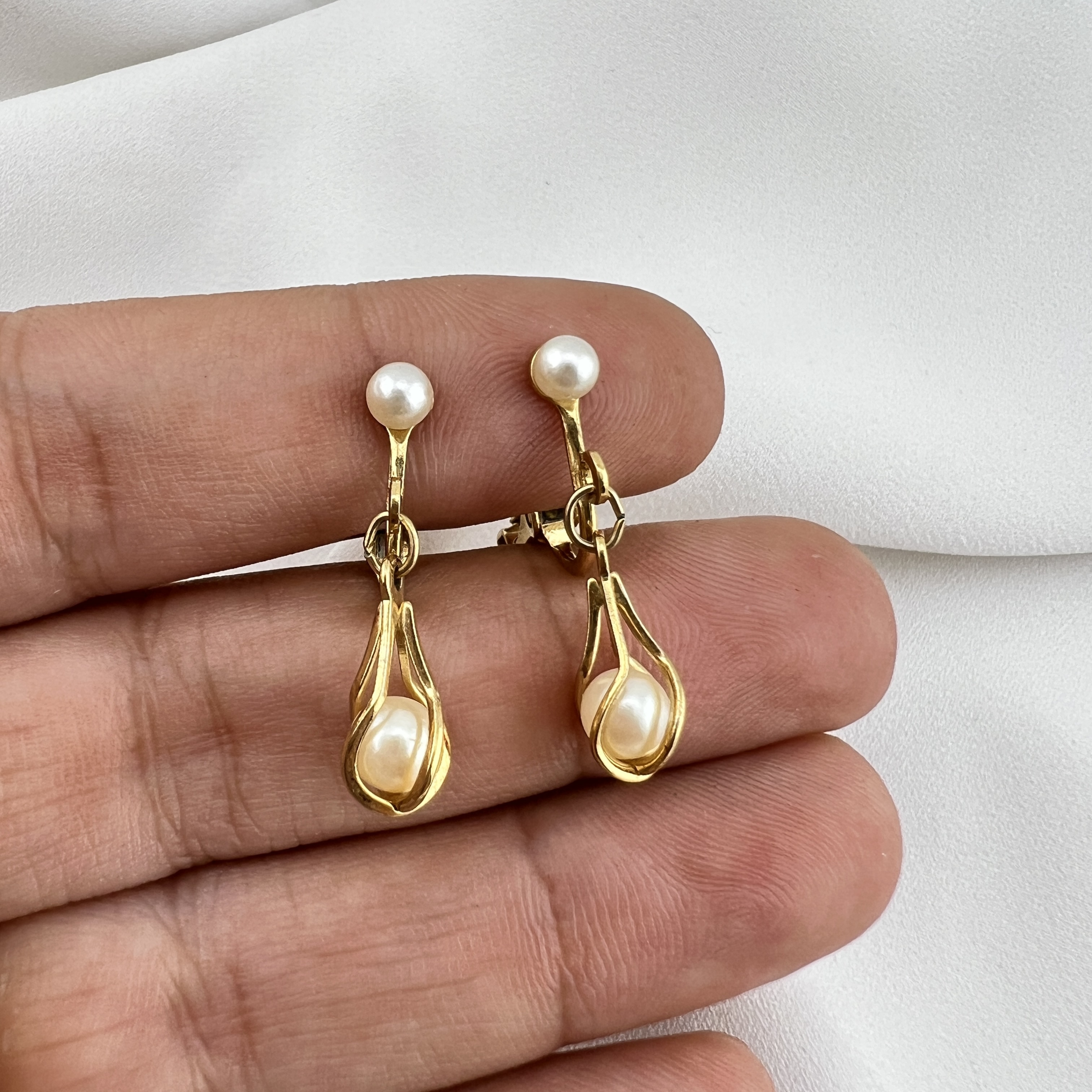 Vintažiniai aukso spalvos Napier auskarai su „caged“ perlais