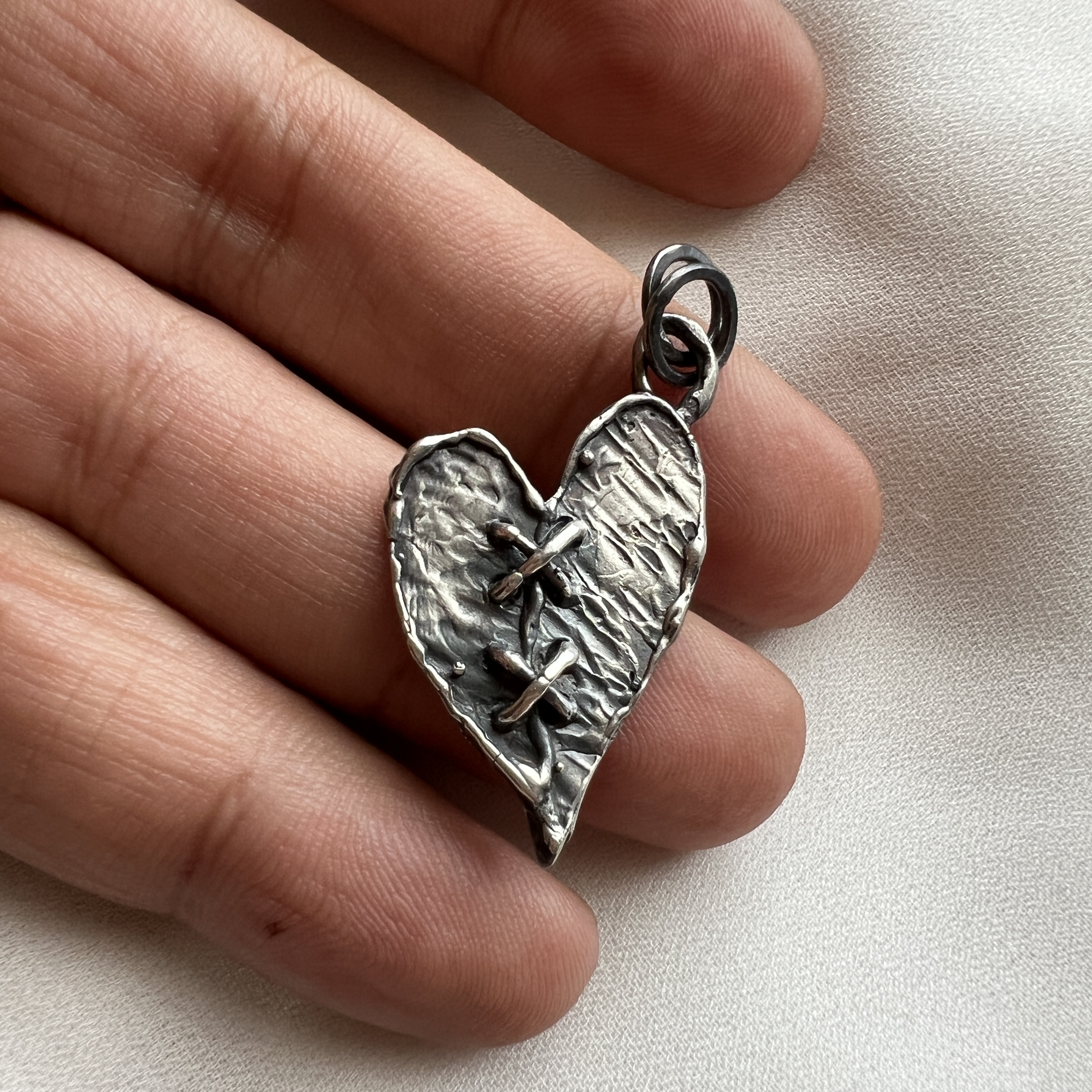 Rankų darbo sidabrinis „susiūtos širdies“ pakabukas