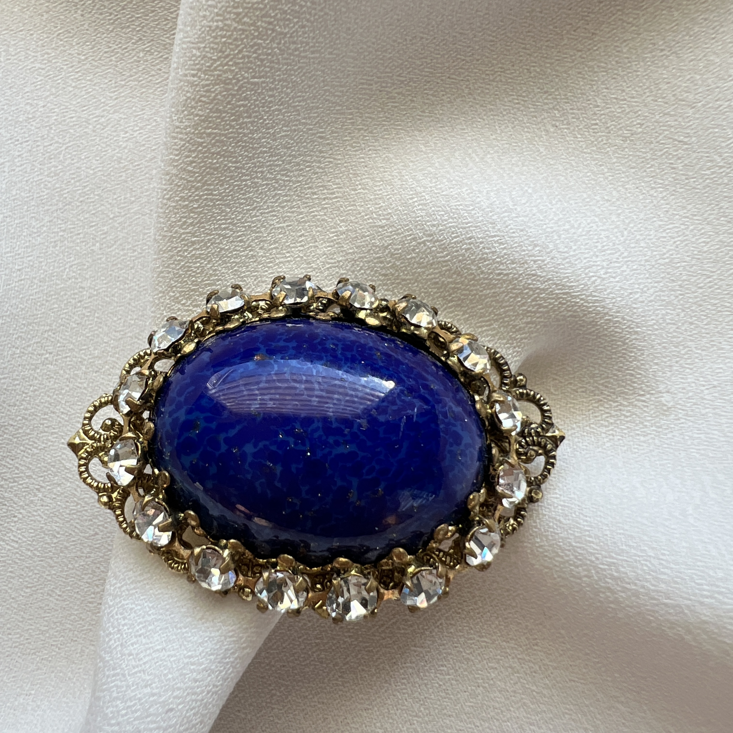 Vintažinė lapis lazuli sagė su kristalais