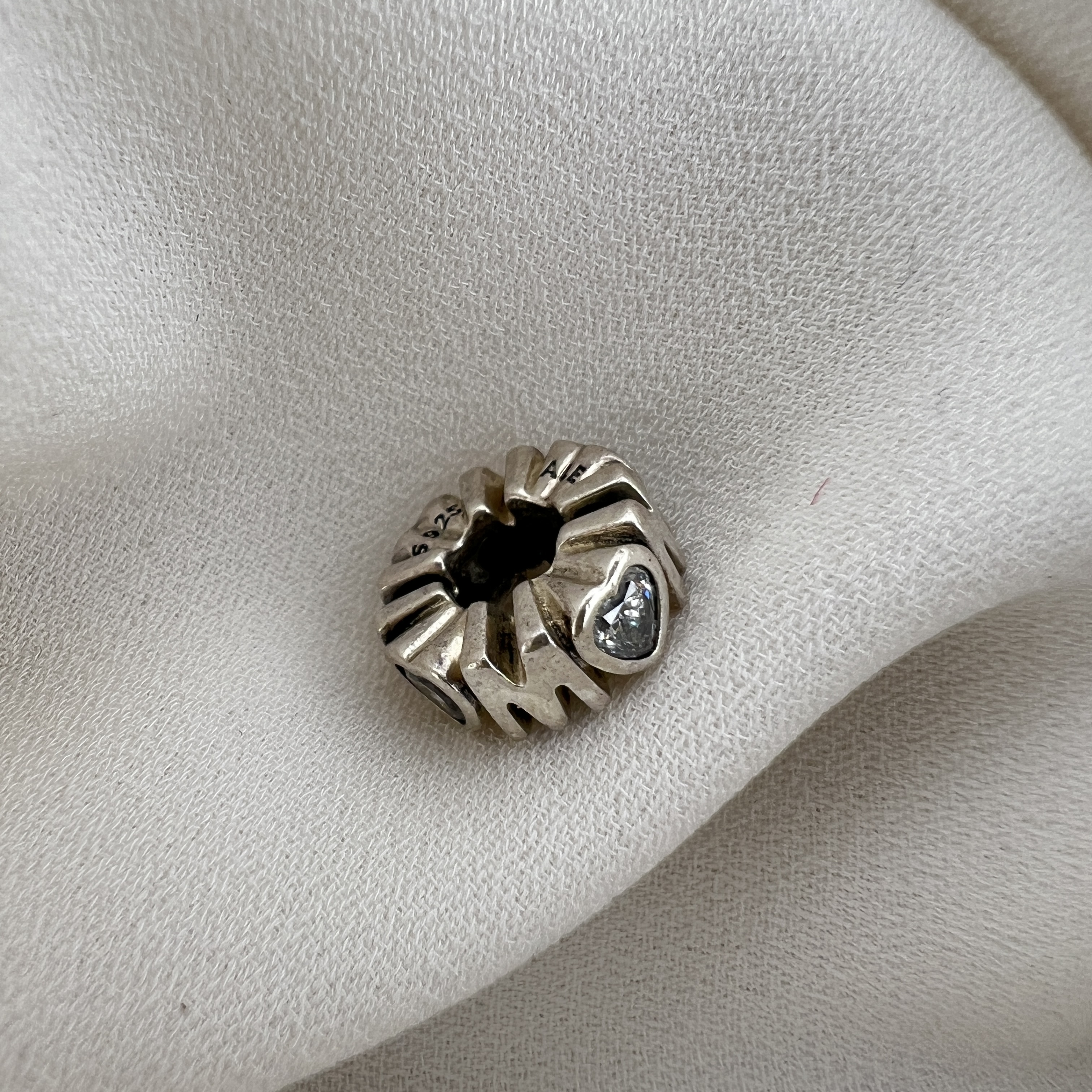 „Pandora“ sidabrinis tarpiklis „MOM“ su spindinčia širdele