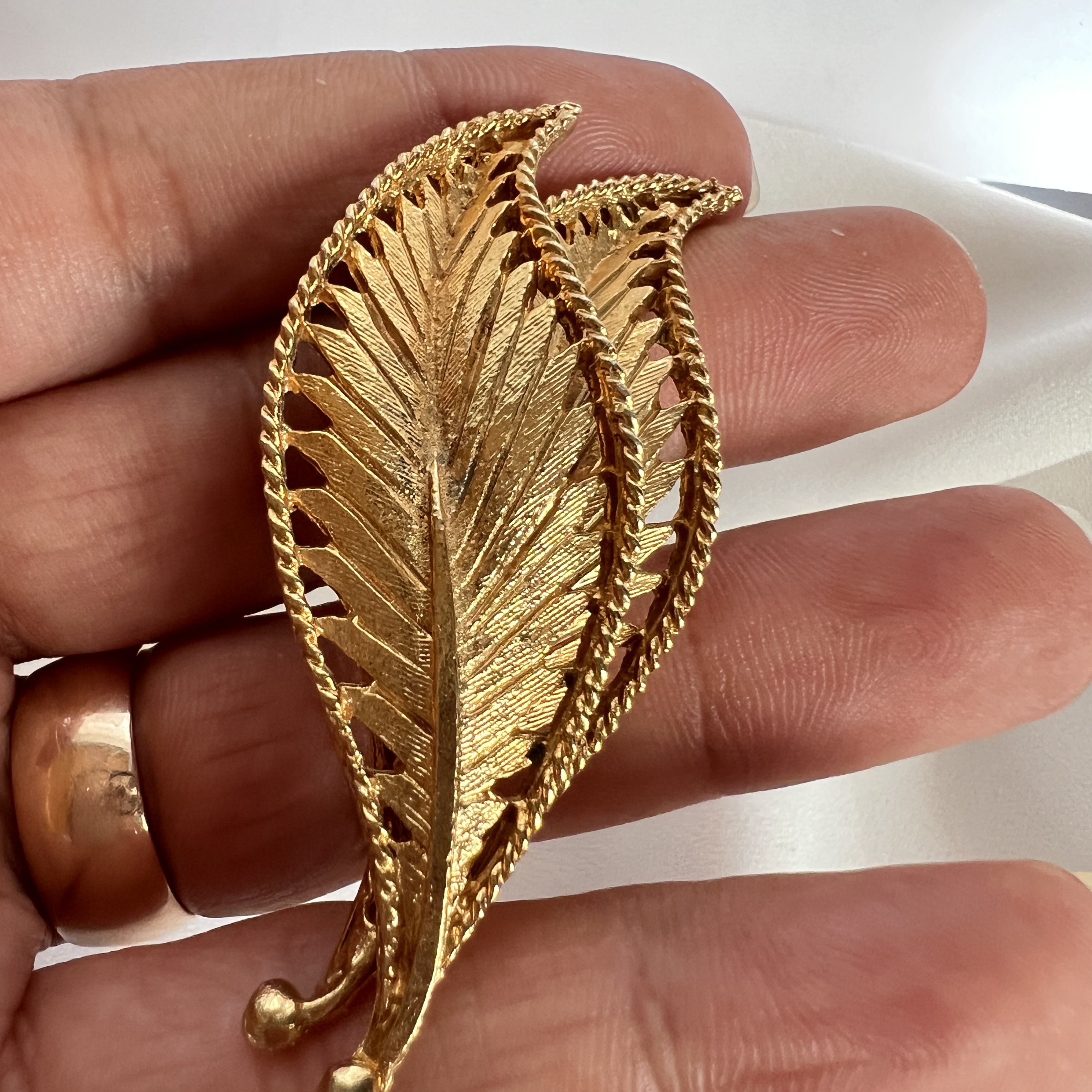 Vintažinė sagė – tekstūrinė gamtos elegancija