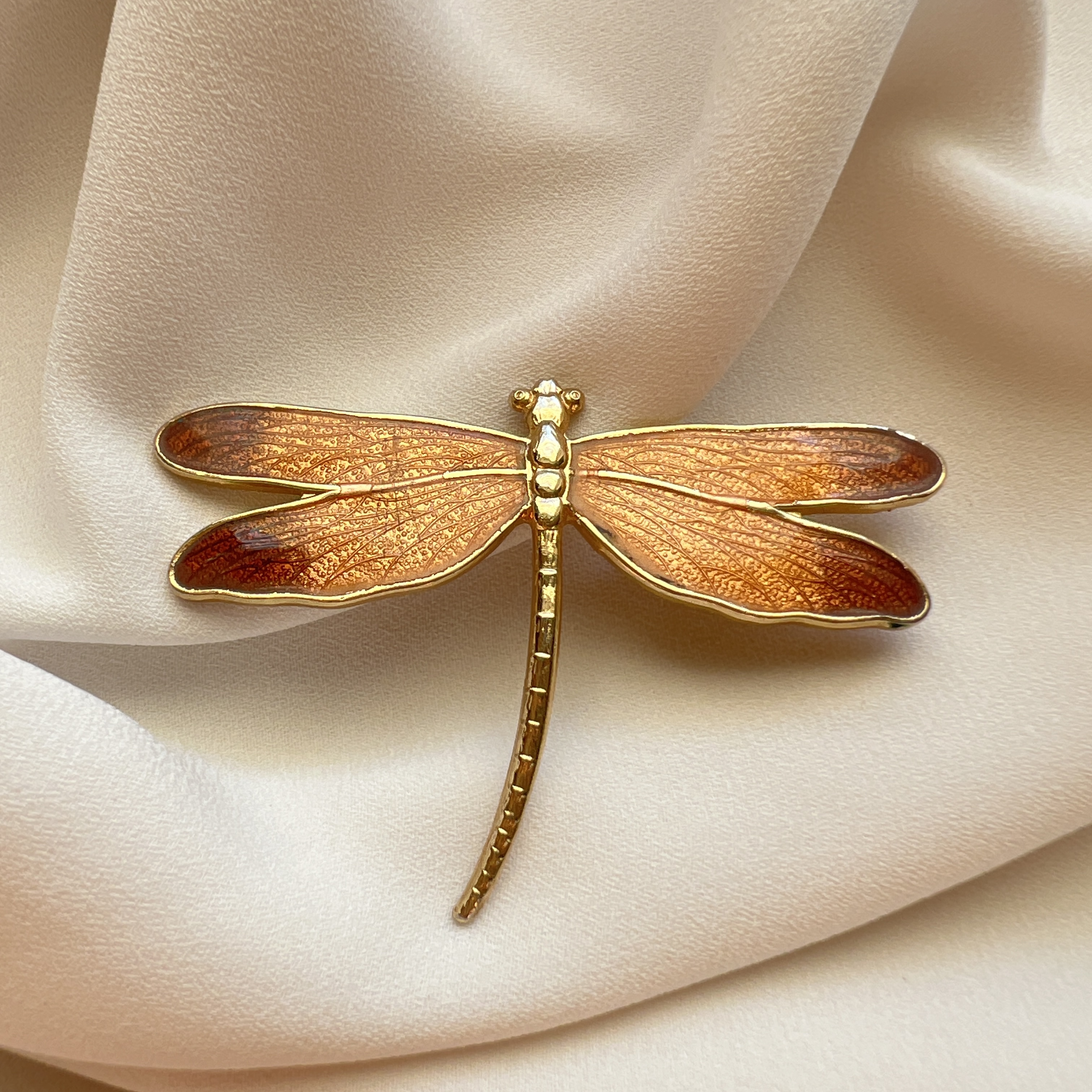 Vintažinė emaliuota laumžirgio sagė