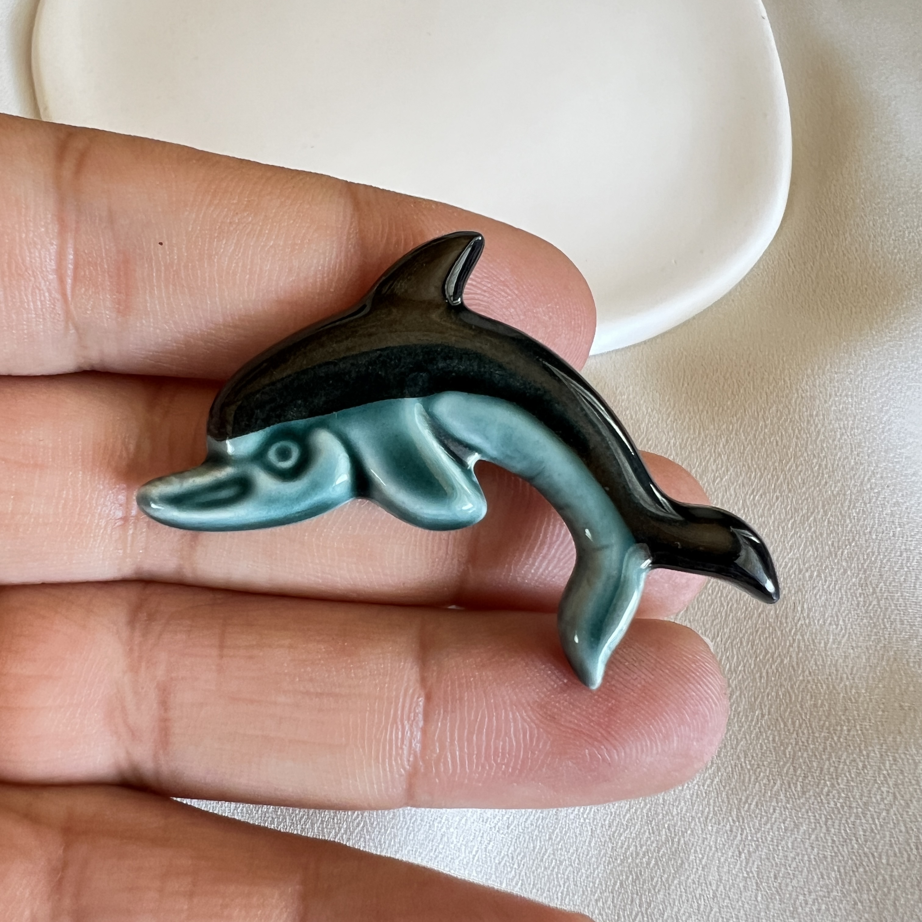 Vintažinė glazūruotos keramikos sagė „Delfinas“