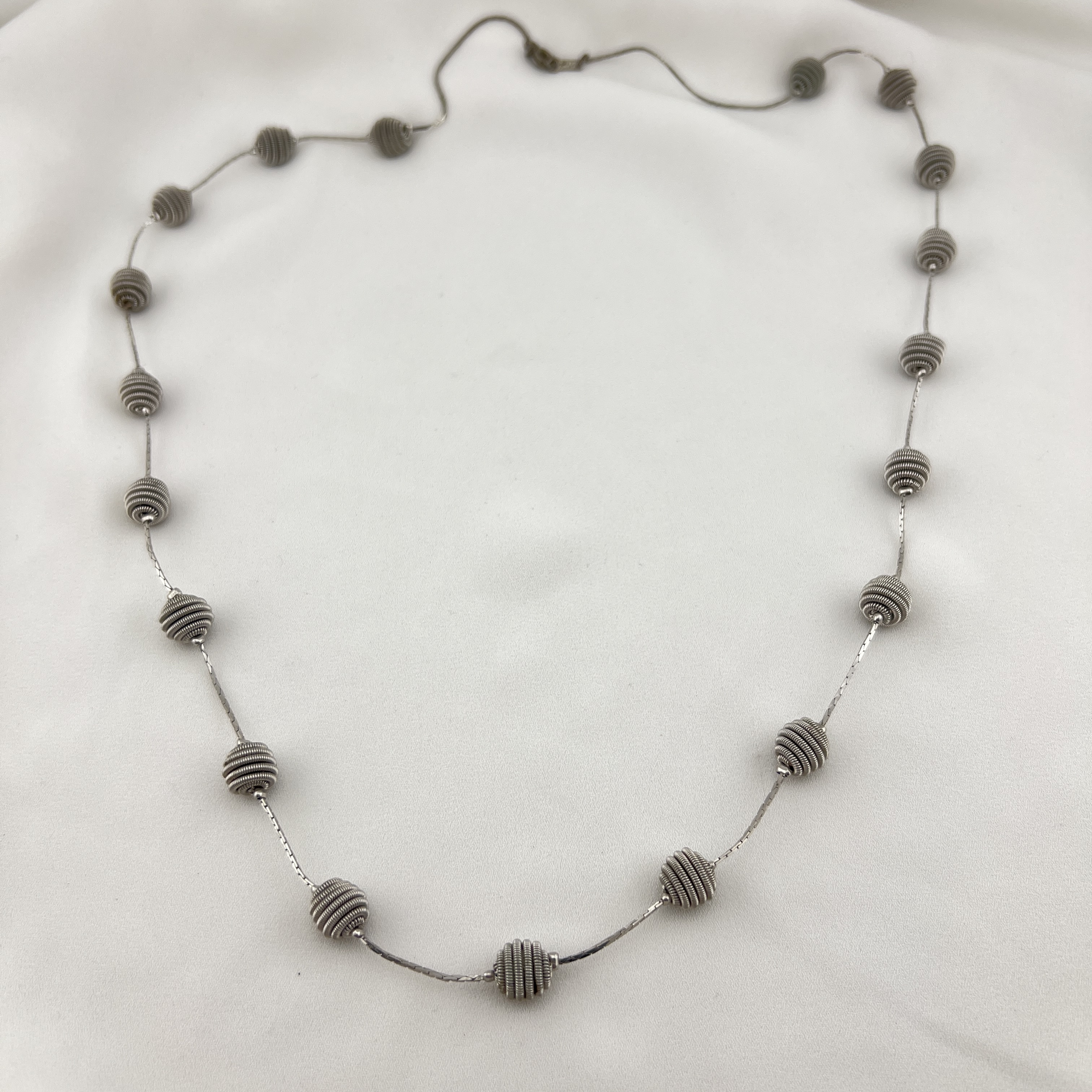 Sidabro spalvos ilgas Monet vėrinys