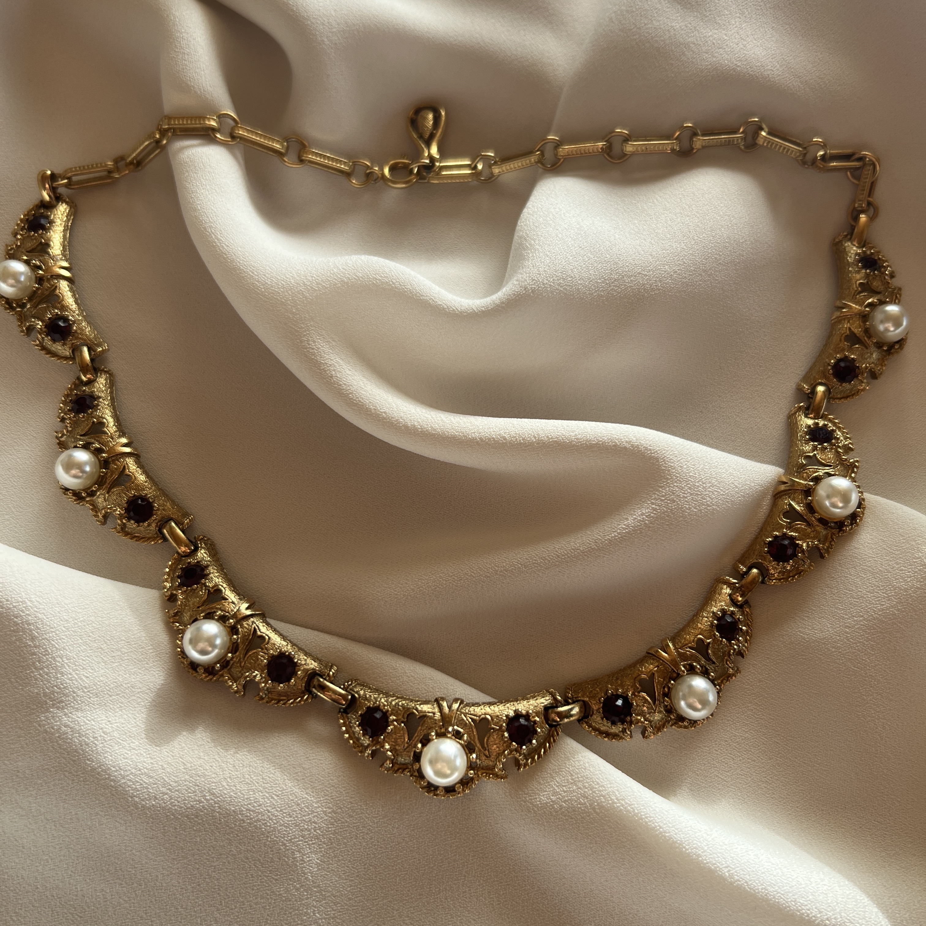 Vintažinis paauksuotas vėrinys su perlai̇s ir tamsiais akmenimis