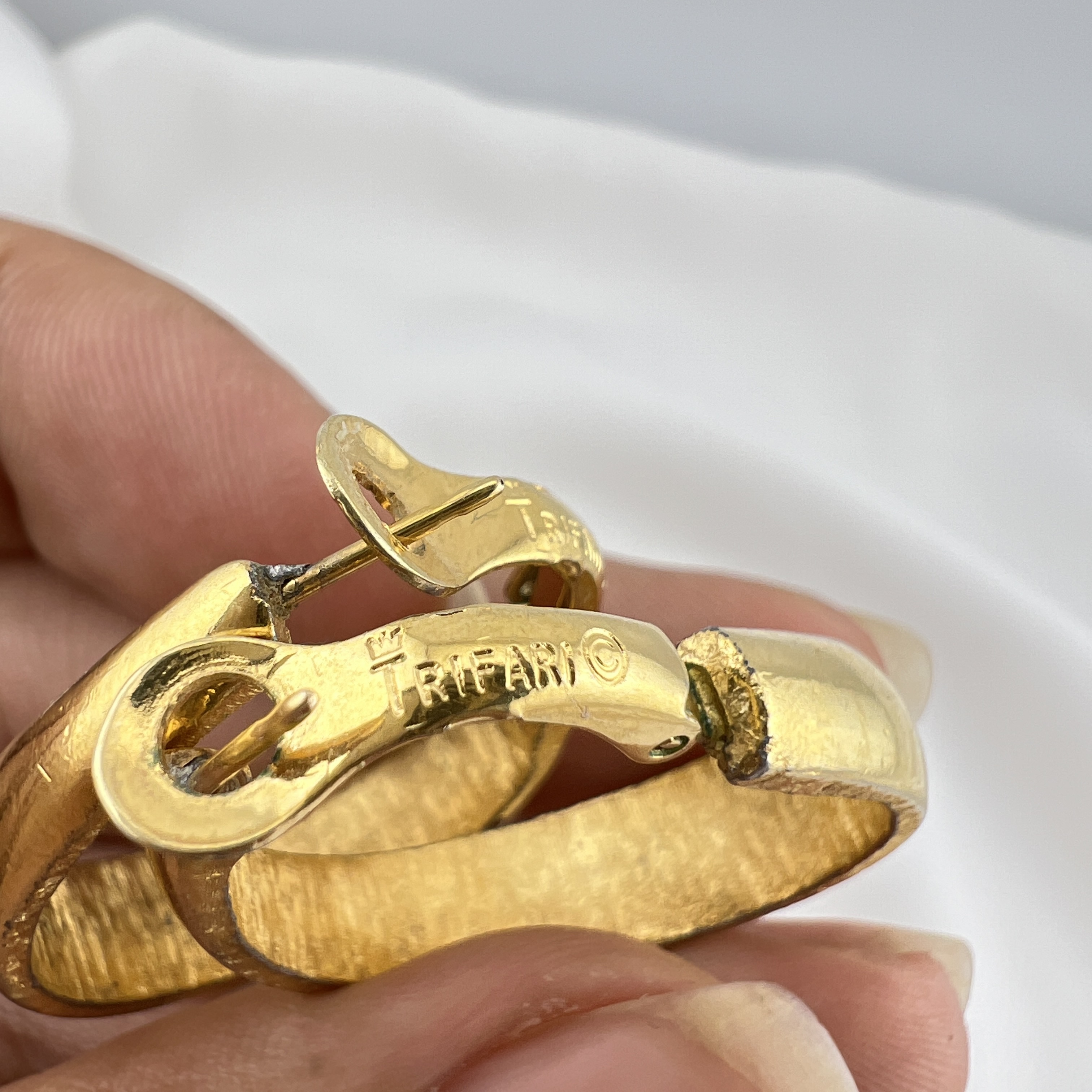 Ikoniški vintažiniai TRIFARI lankeliai – nesenstanti elegancija