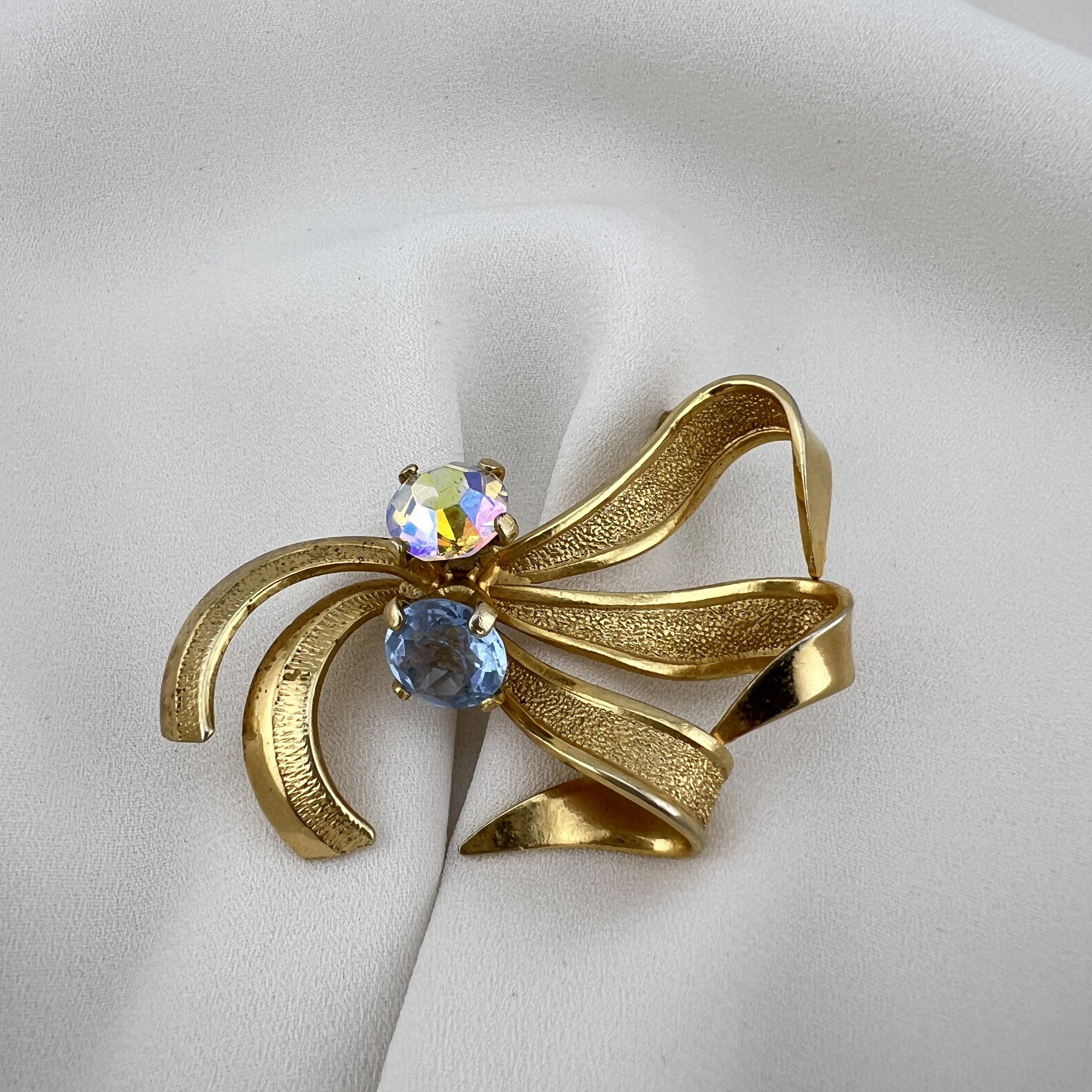 Vintažinė Aurora Borealis kaspino sagė