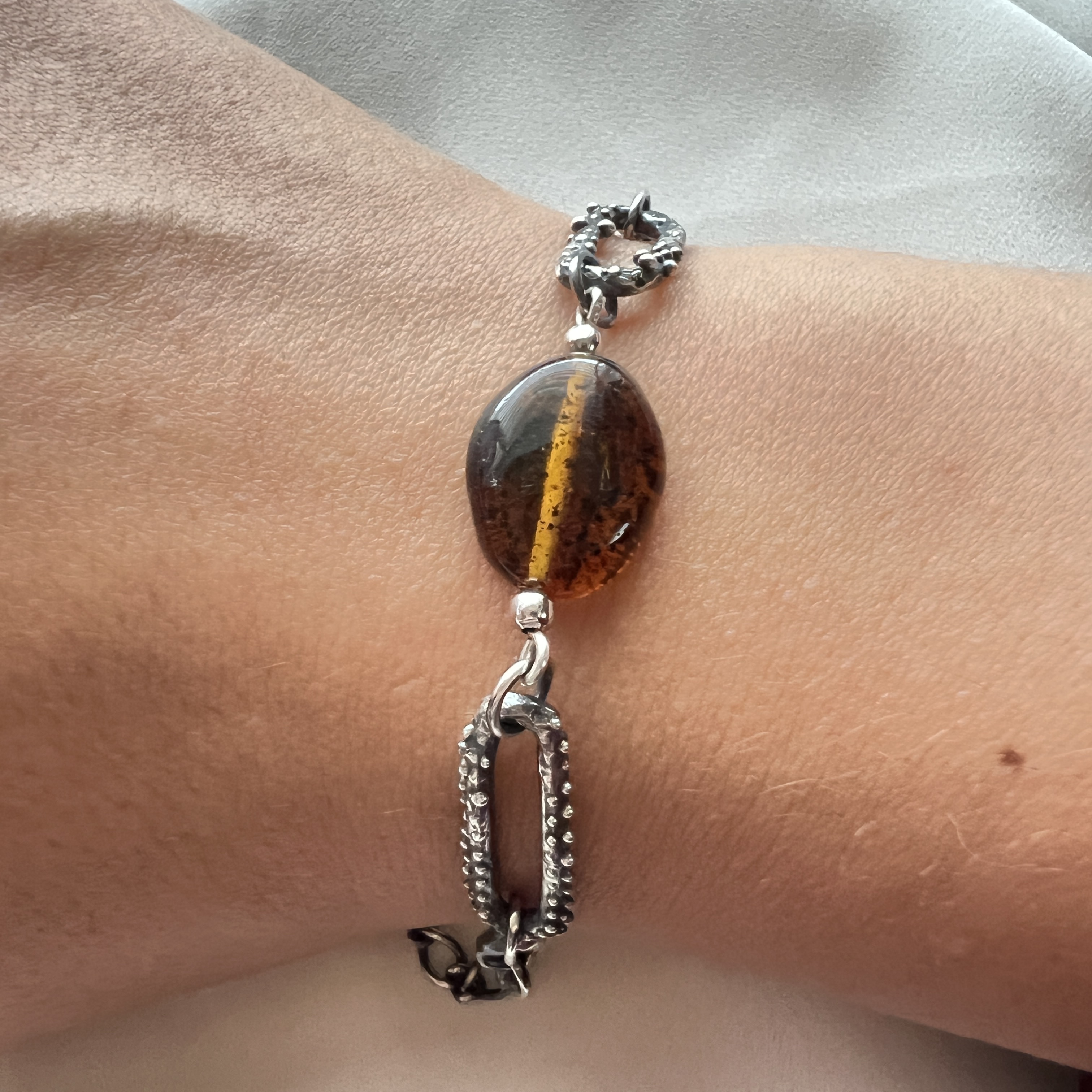 Rankų darbo oksiduoto sidabro apyrankė su gintaru