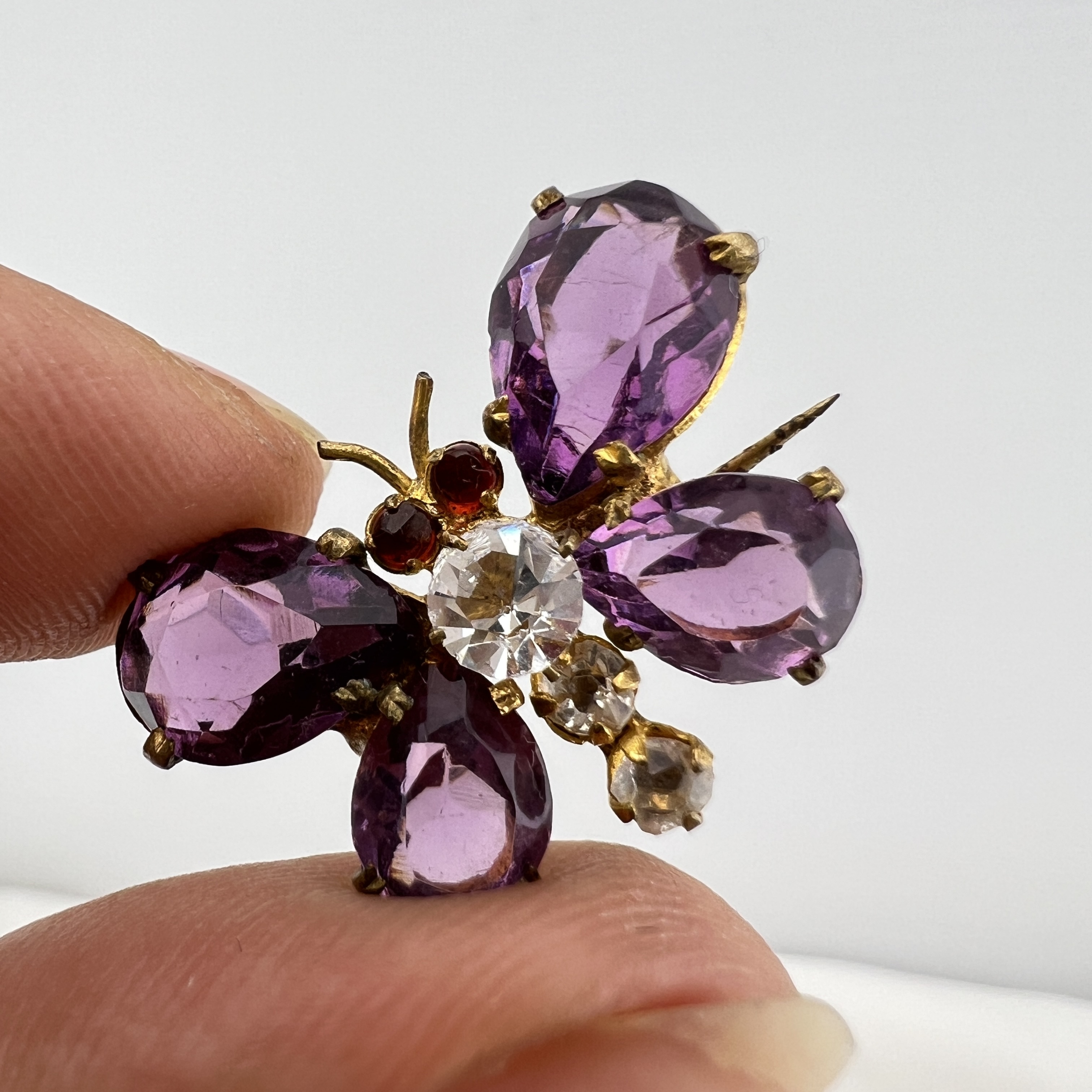 Vintažinė drugelio sagė – violetiniai kristalai (Victorian stiliaus)