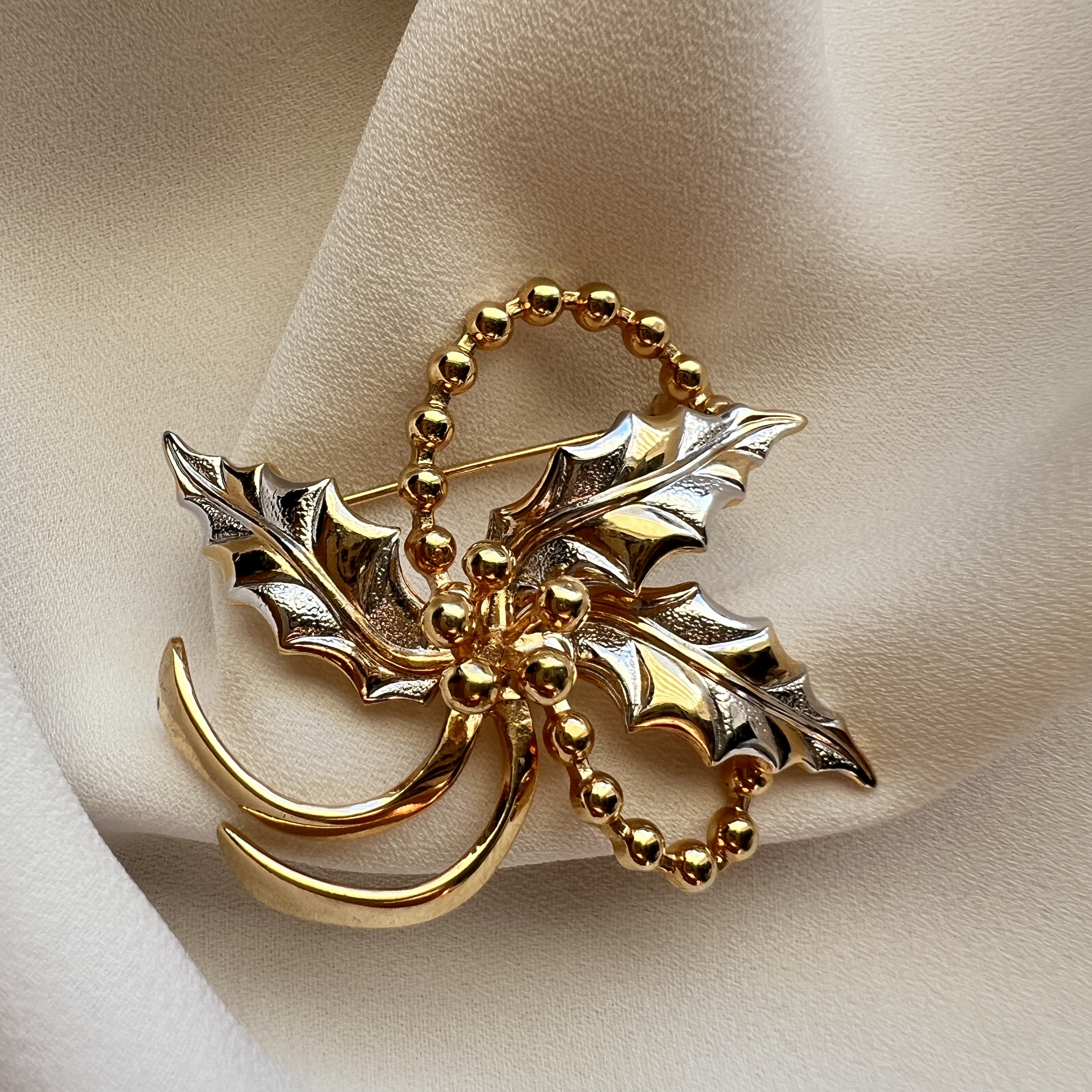 Vintažinė sagė su lapu