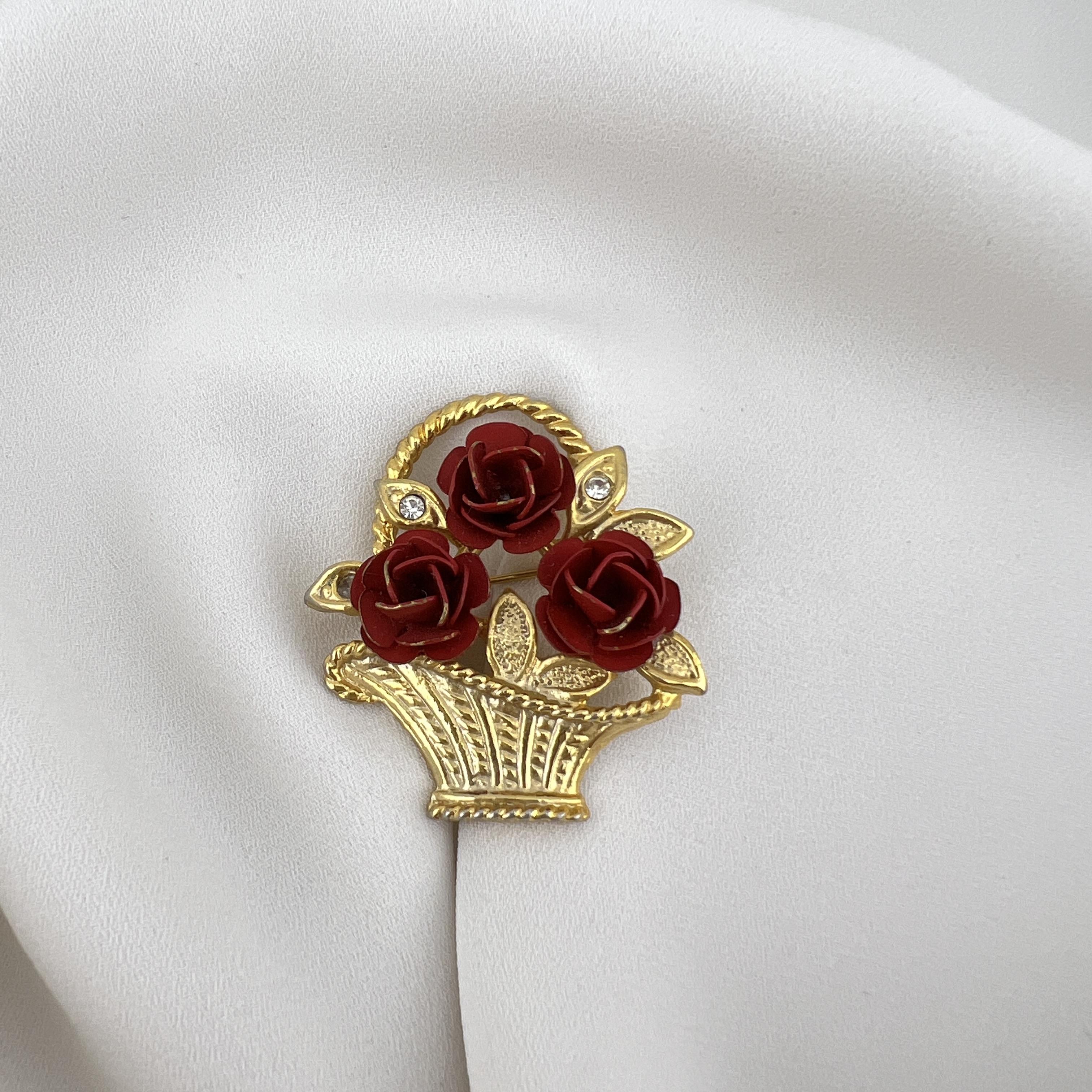 Vintažinė aukso spalvos sagė „Rožių krepšelis“