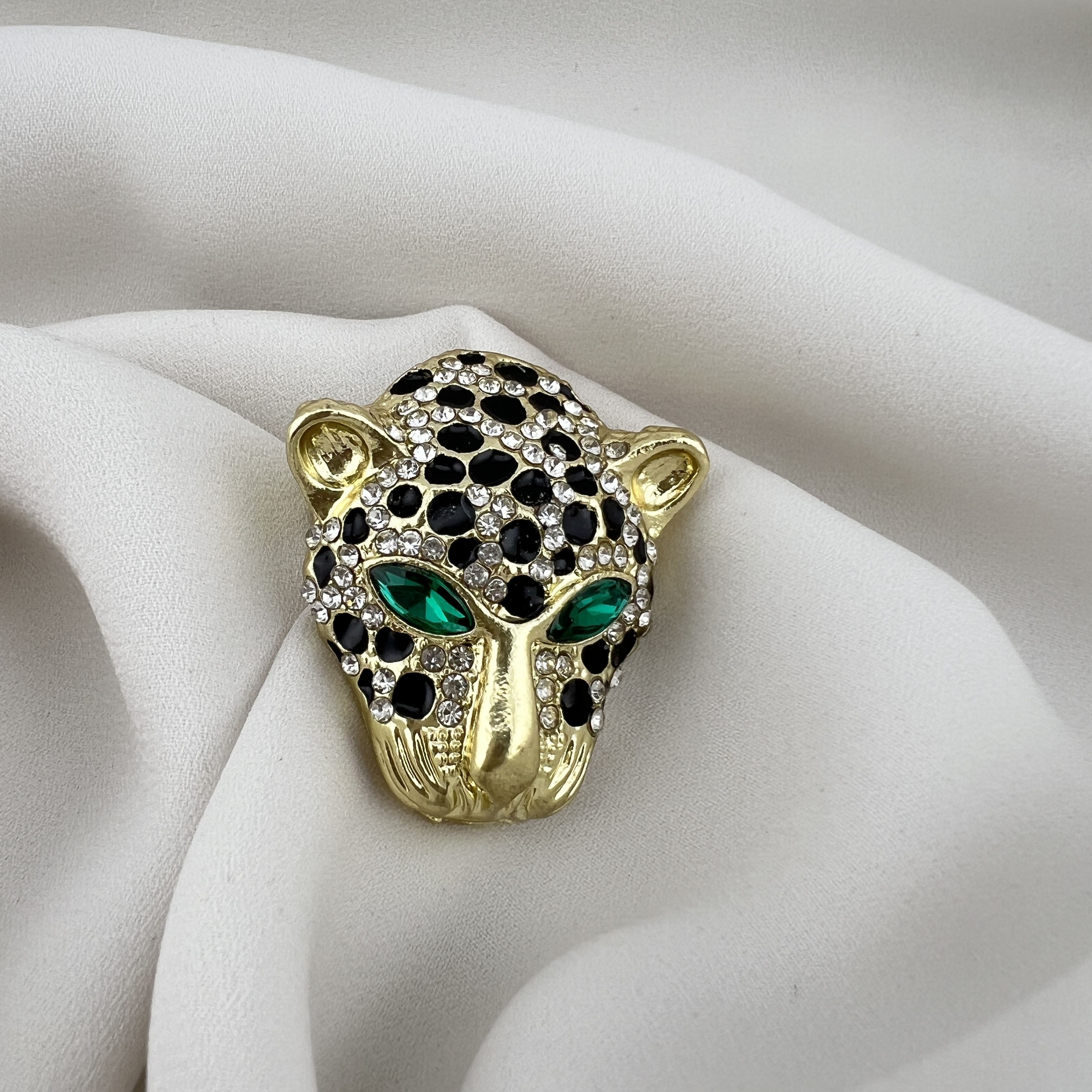 Aukso spalvos sagė „Leopardo žvilgsnis“