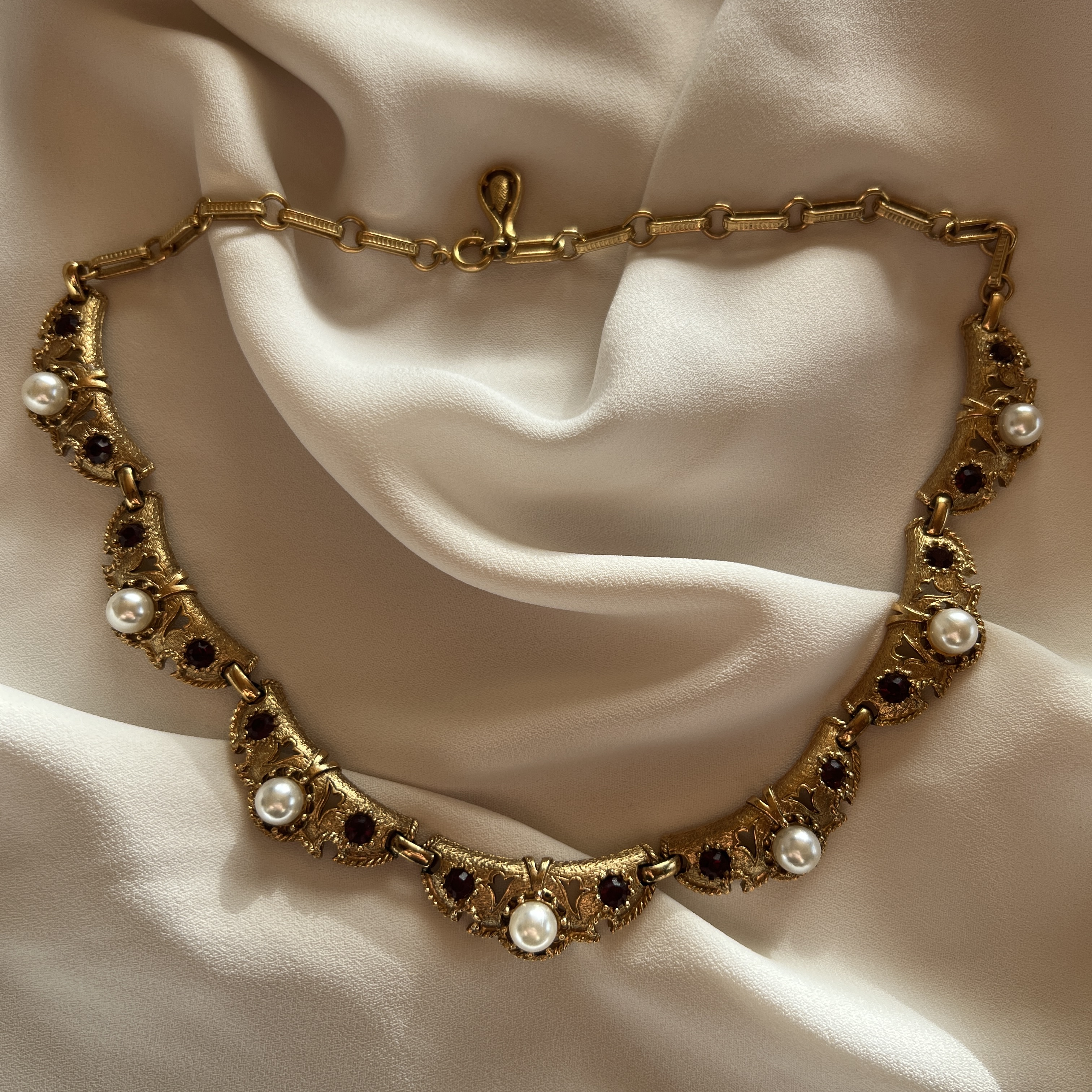 Vintažinis paauksuotas vėrinys su perlai̇s ir tamsiais akmenimis