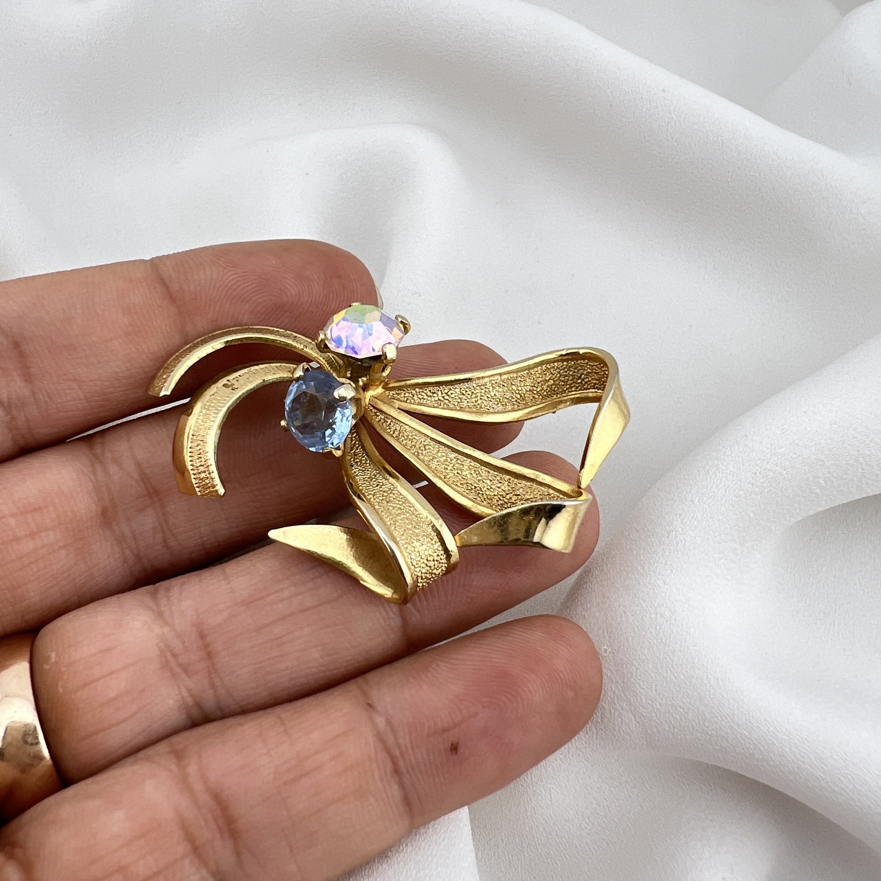 Vintažinė Aurora Borealis kaspino sagė