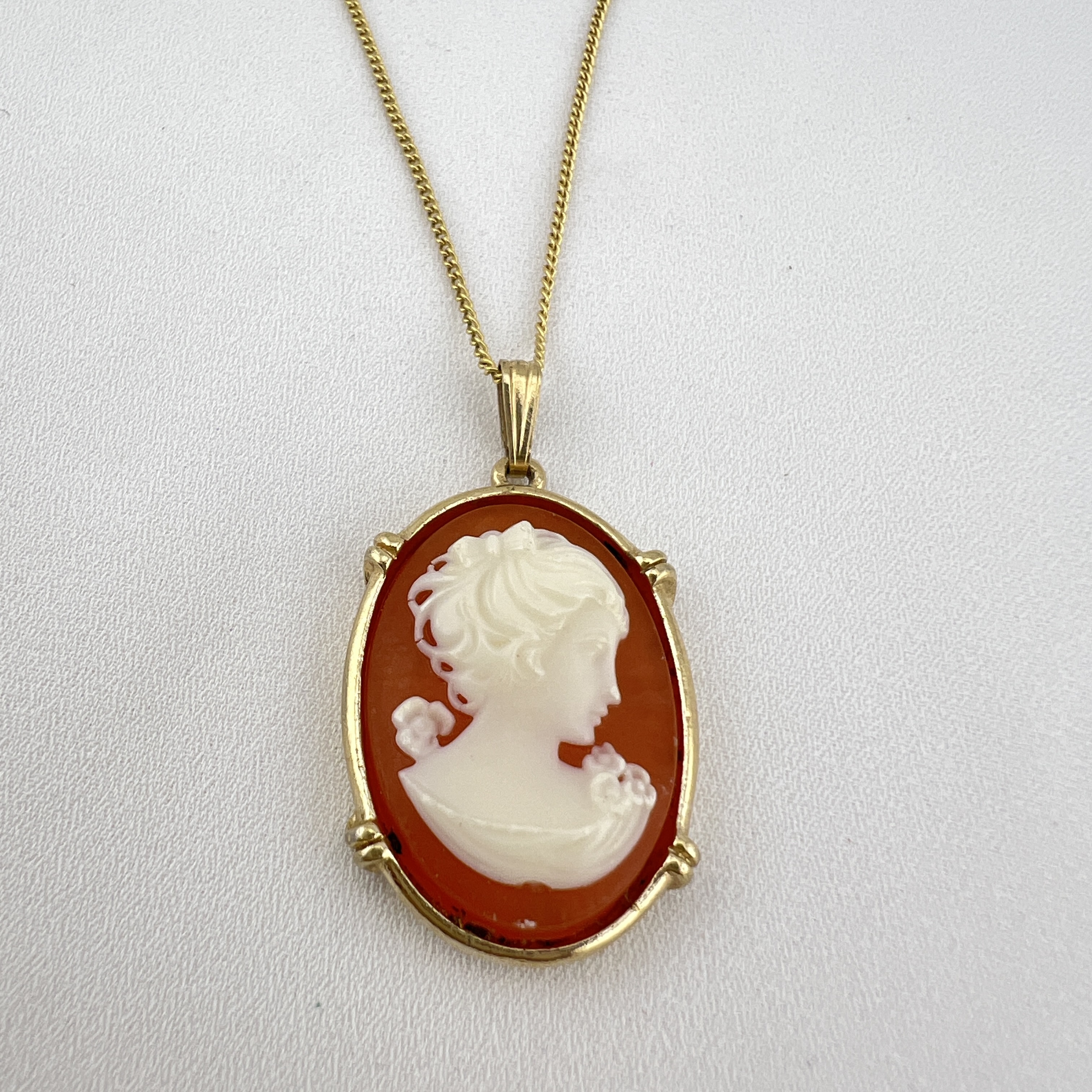 Aukso spalvos vėrinys su vintažine kamėja