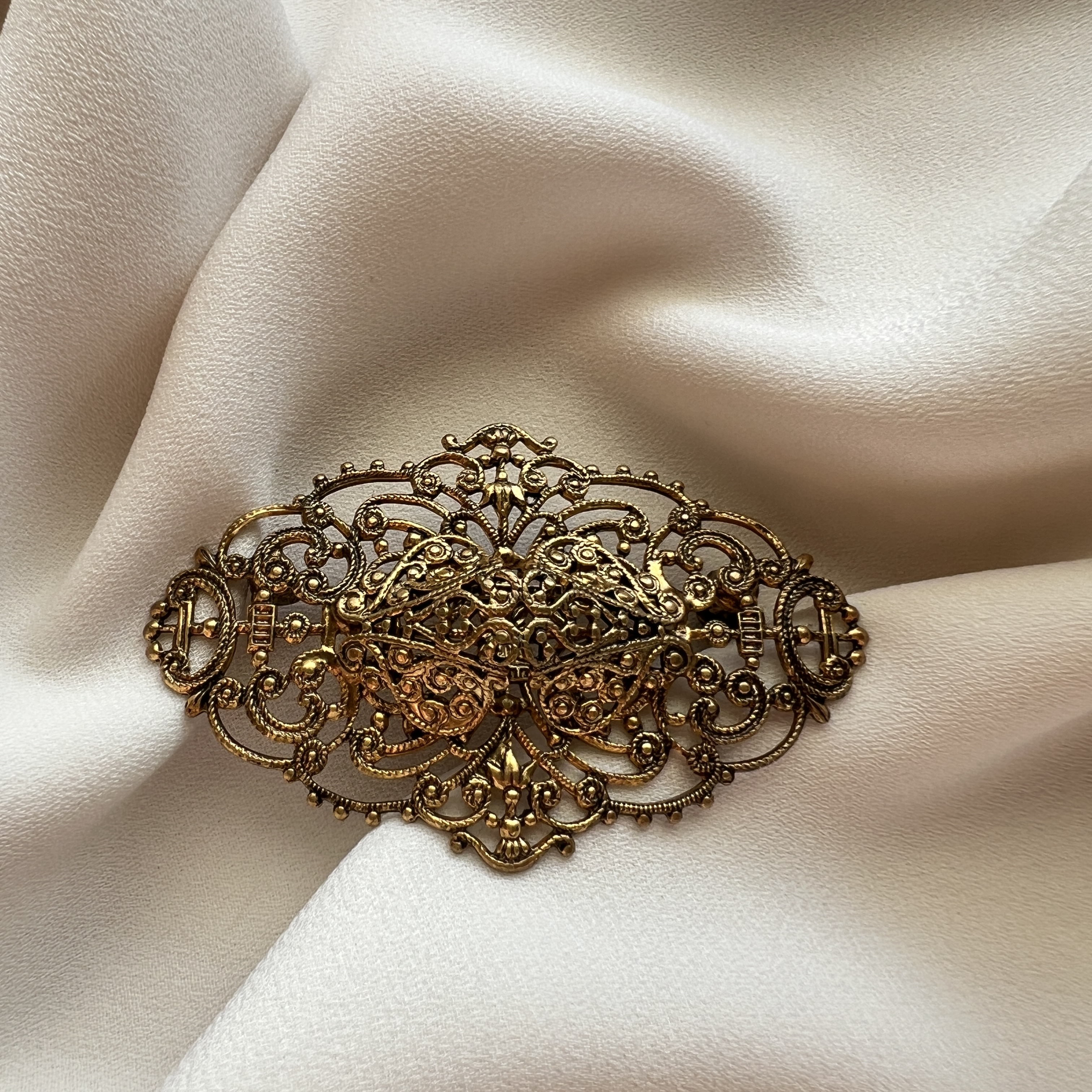 Auksuota filigraninė segė – klasikinis vintažinis darbas