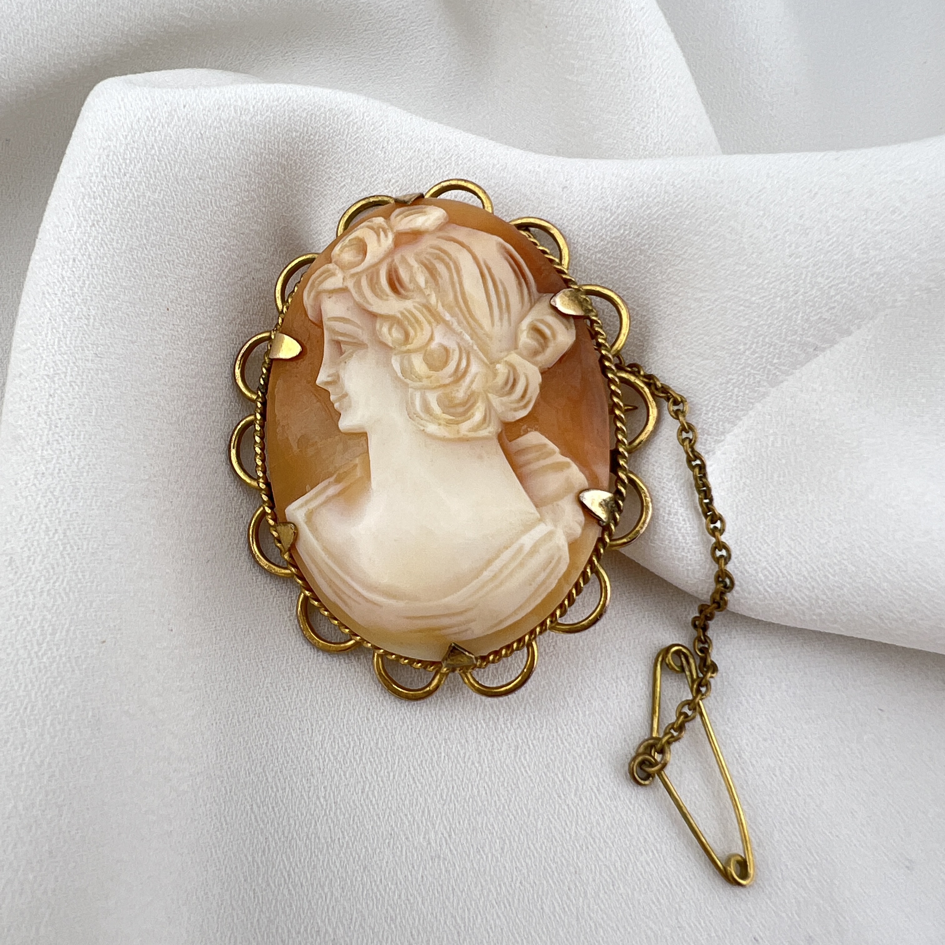 Klasikinė elegancija: Rankomis pjaustyta kriauklės kamėja (Rolled Gold)