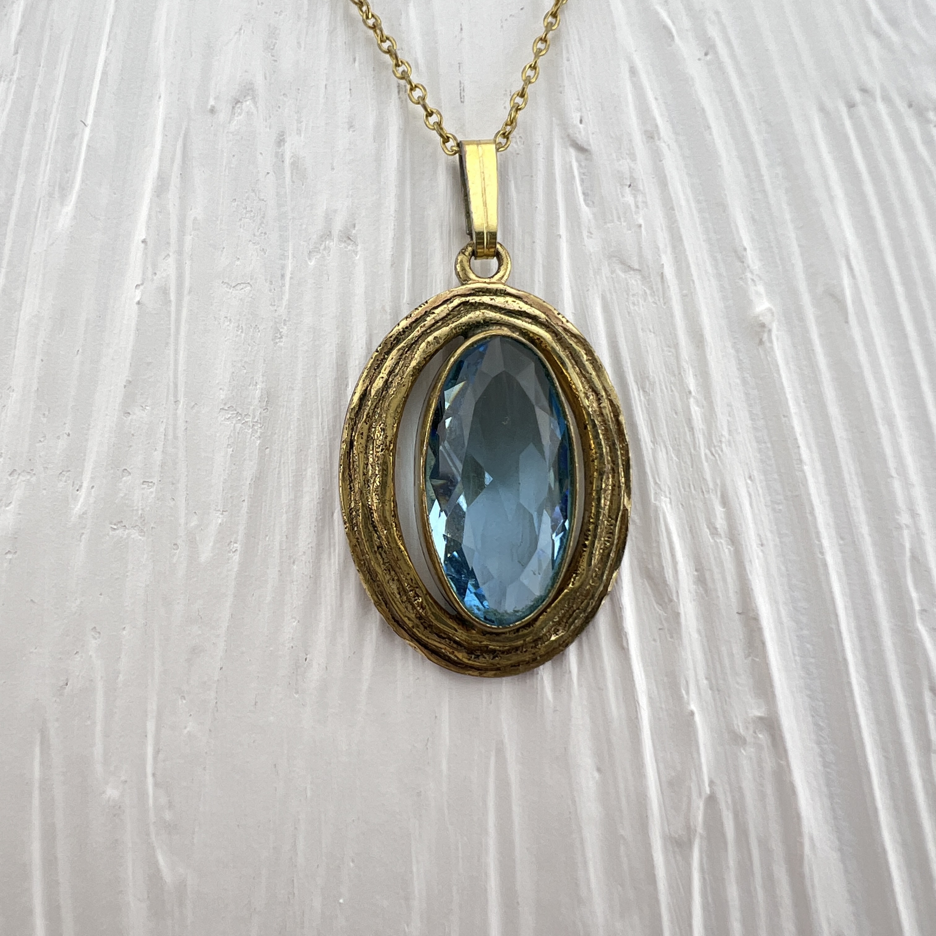 Vintažinis A&D „Rolled Gold“ pakabukas su melsvu akmeniu