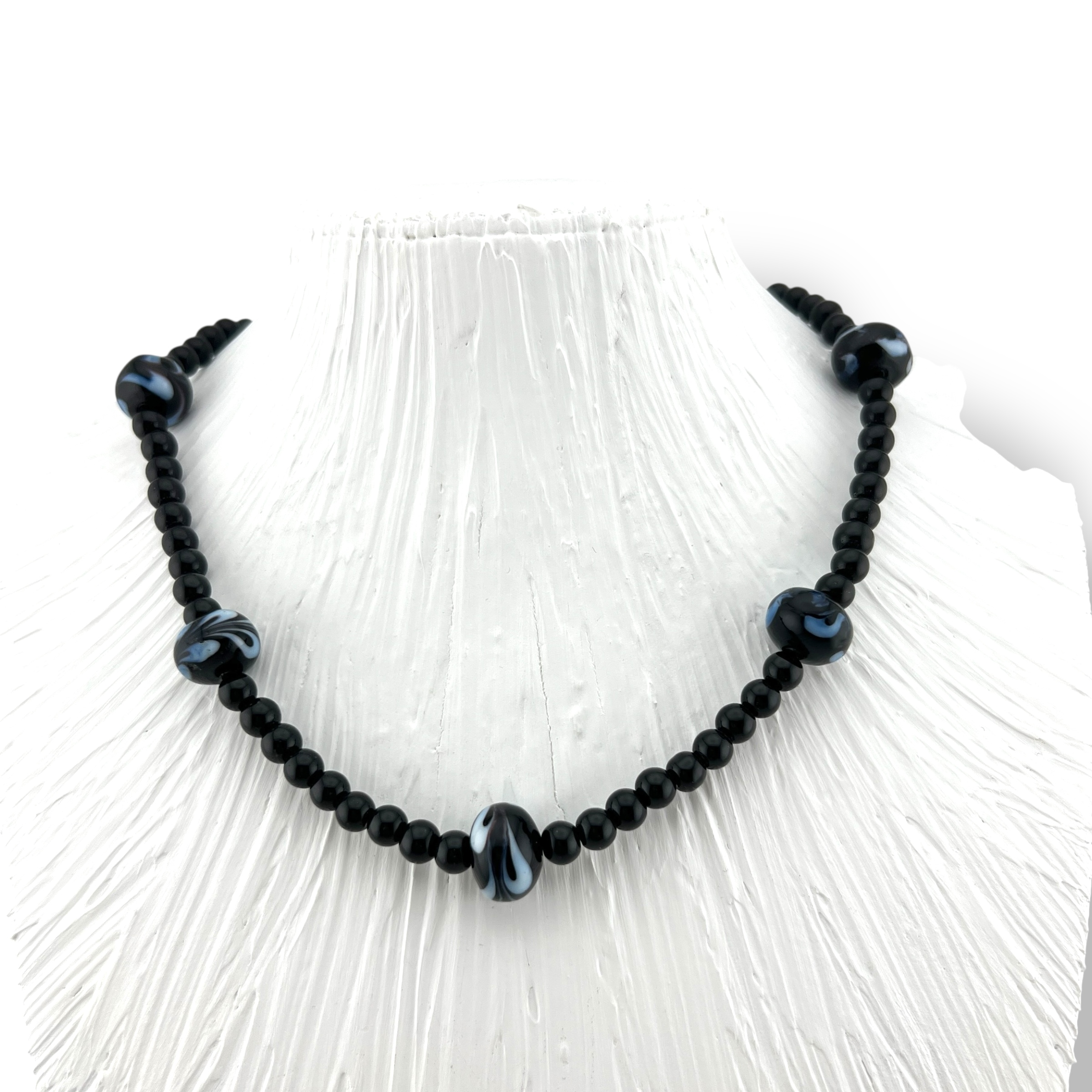 Vintažinis juodo stiklo vėrinys su melsvais akcentais