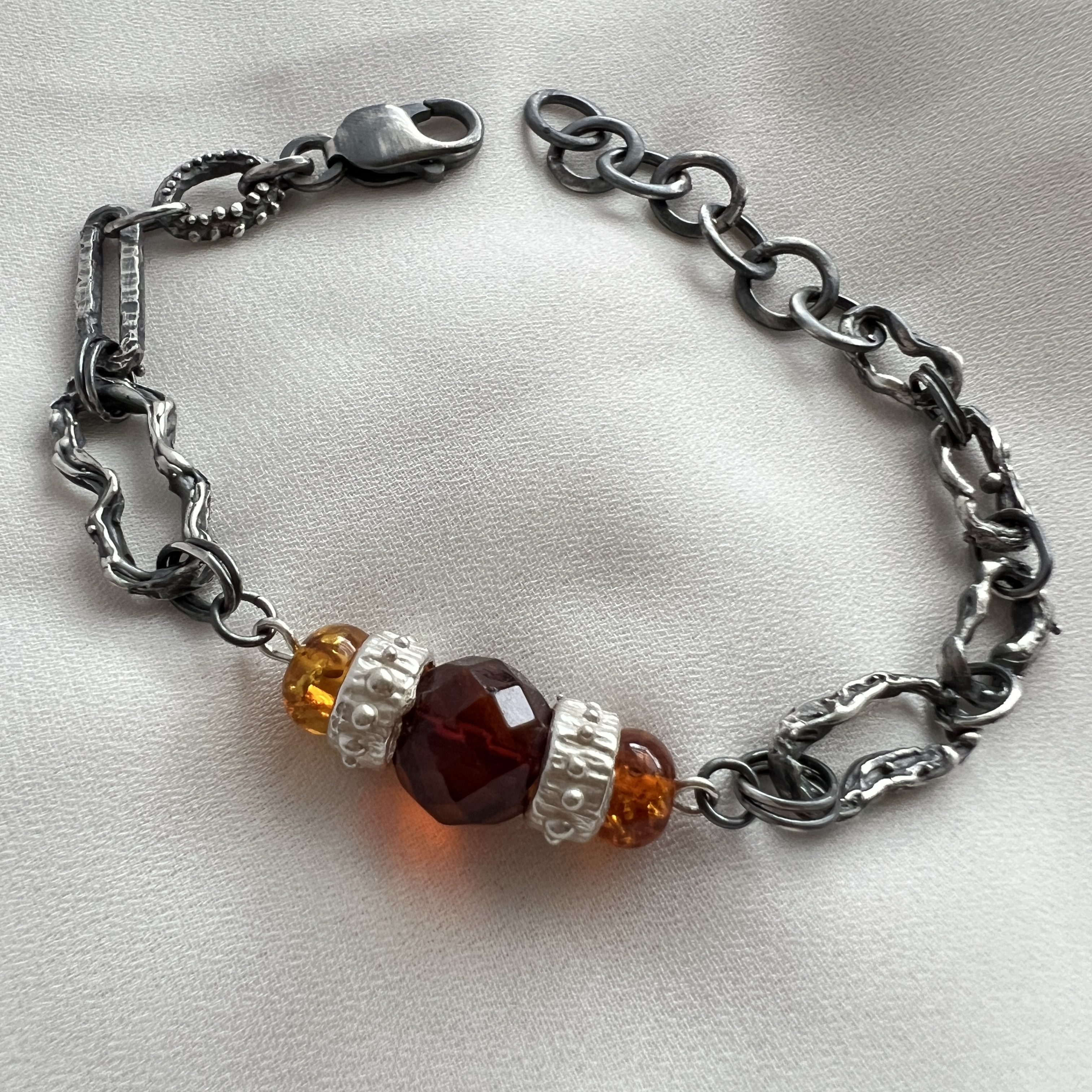 Vienetinė rankų darbo sidabro apyrankė su gintaru