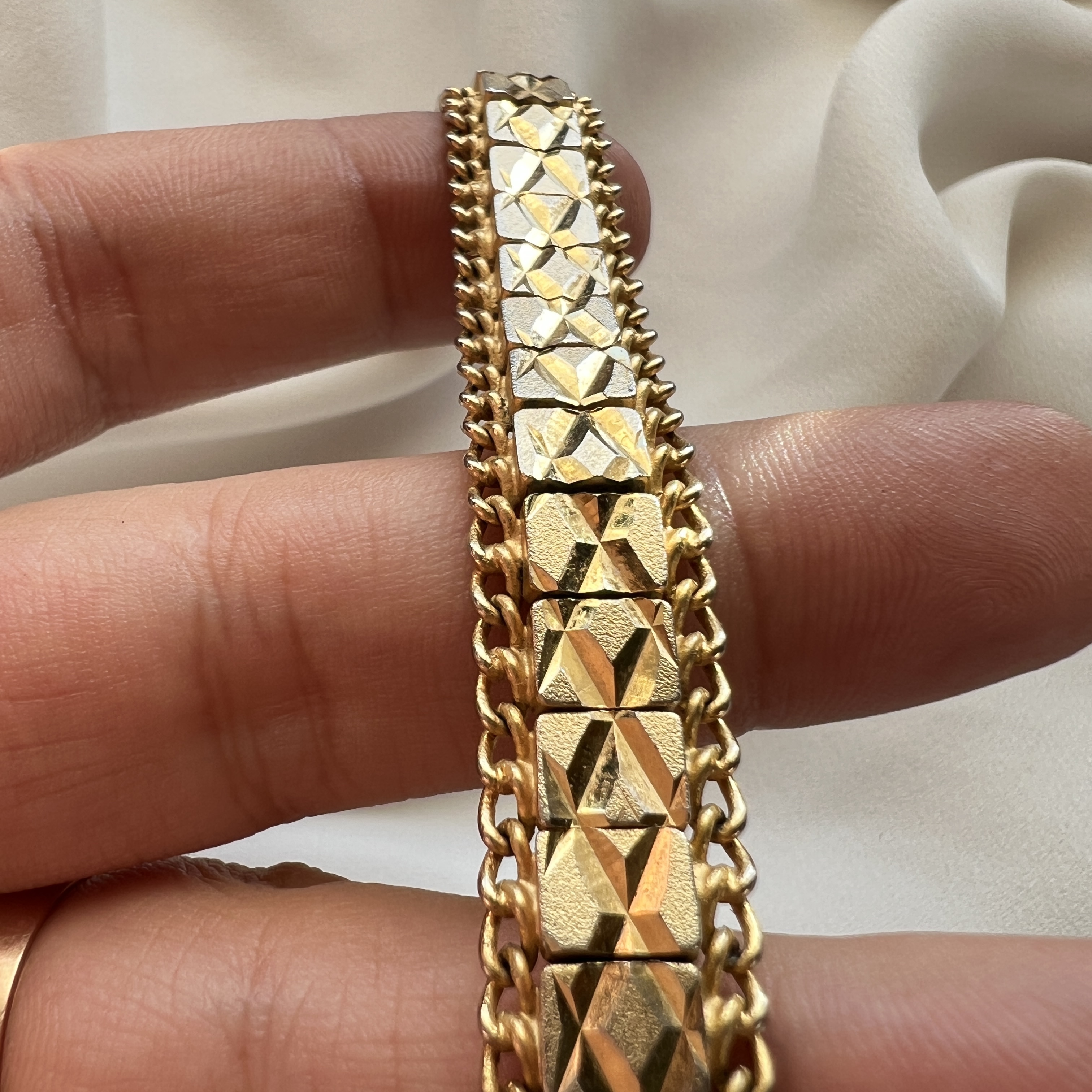 Vintažinė auksuota apyrankė su facetuotais segmentais