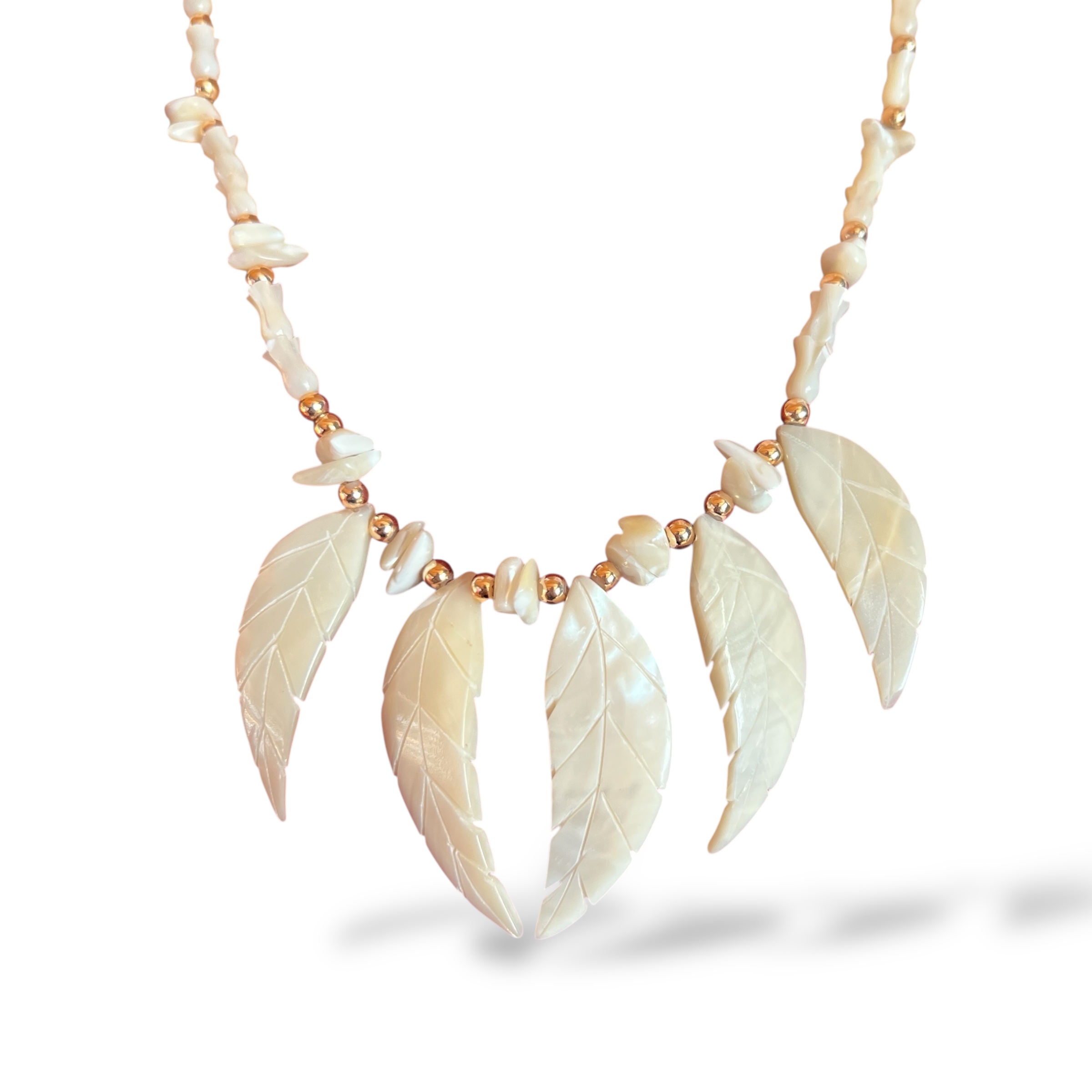 Kaklo papuošalas su kriauklės lapeliais