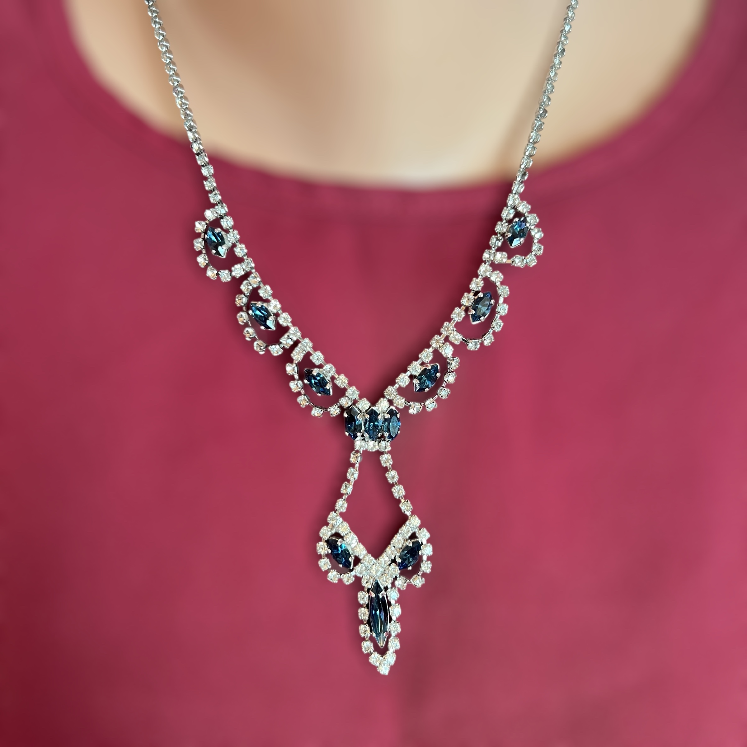 Vintažinis kaklo papuošalas su mėlynais kristalais