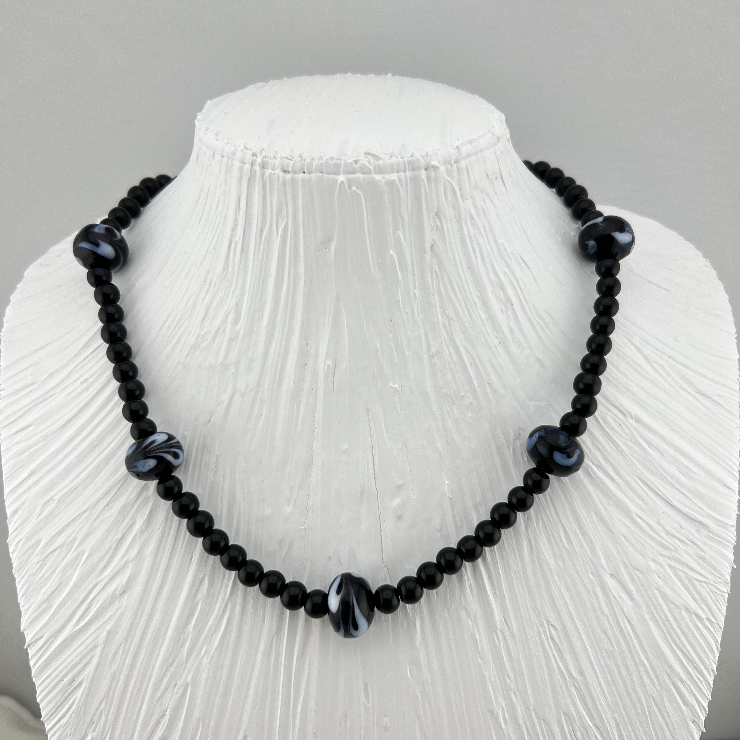 Vintažinis juodo stiklo vėrinys su melsvais akcentais