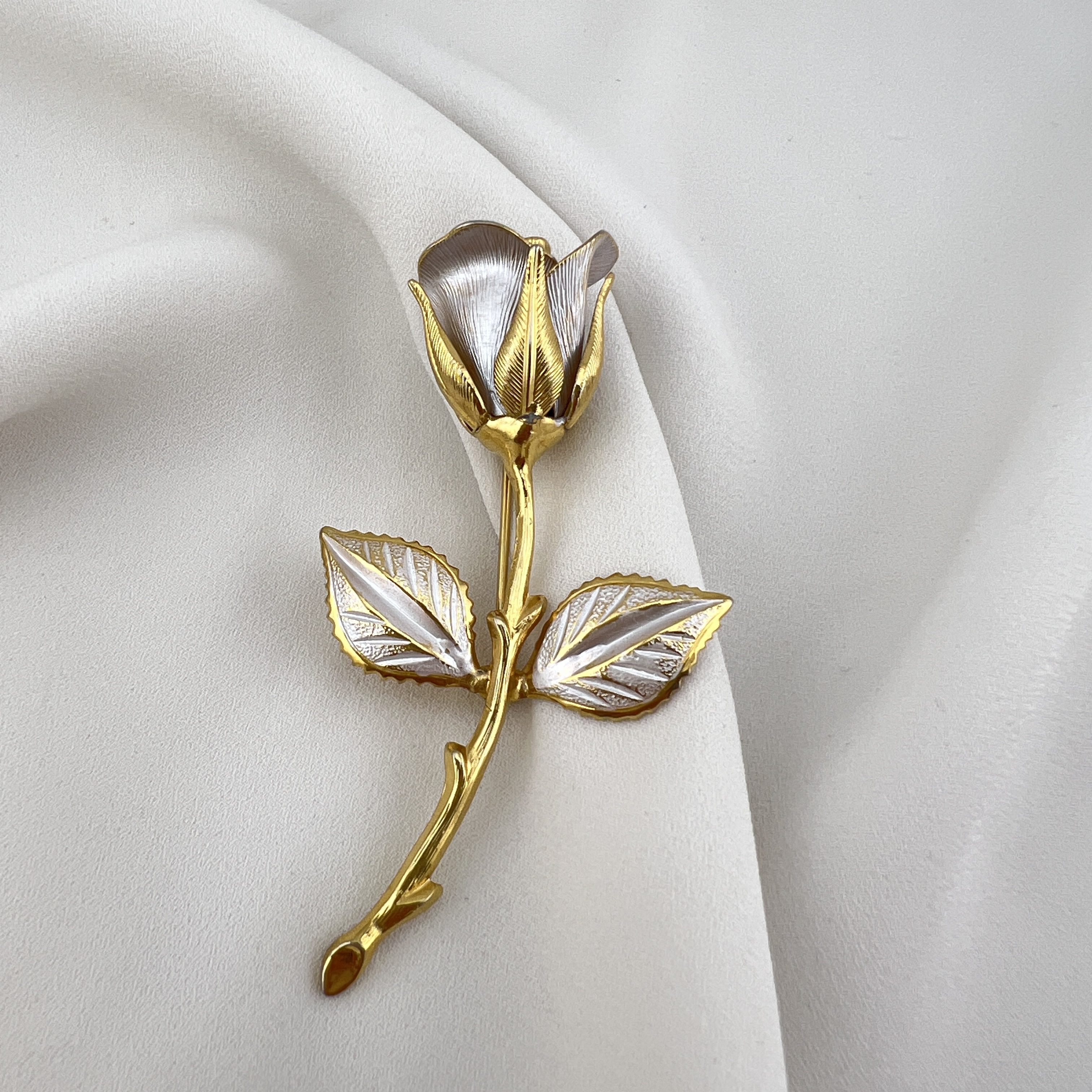 Vintažinė rožės formos sagė – elegantiškas dviejų tonų akcentas