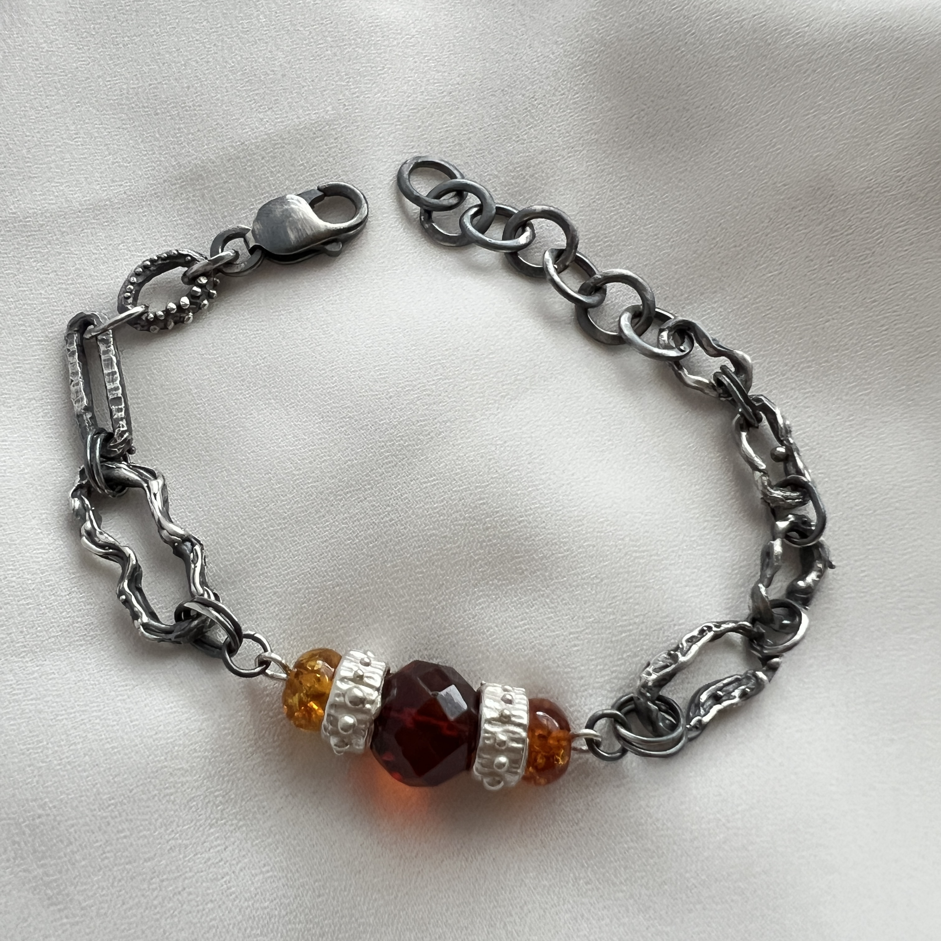 Vienetinė rankų darbo sidabro apyrankė su gintaru